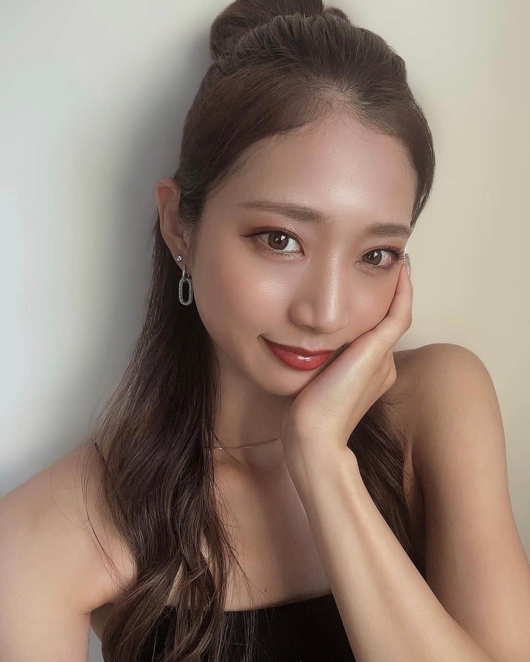 宮野真菜のインスタグラム：「まつ毛がくるんってなった👀🩷  @futuro_eyelash で パリジェンヌラッシュリフトしてきたよ！  #タレント #プラチナムプロダクション #メイク #ゆる巻きロング #ハーフアップ #まつぱ #パリジェンヌラッシュリフト #ロングヘア #大人ギャル #ちゃんまな #ちらっ #チラッ」