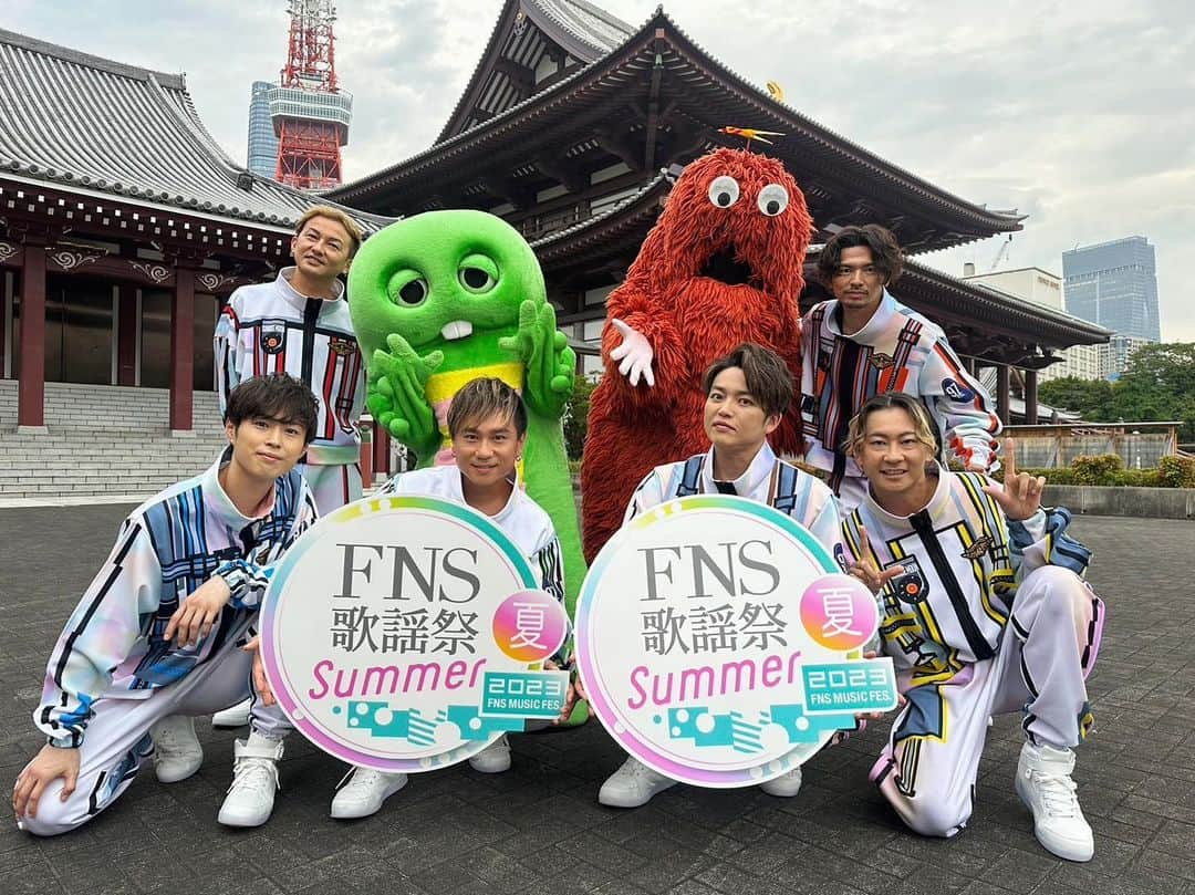 YORIのインスタグラム：「2023.07.12  フジテレビ  2023FNS歌謡祭 夏  またまた！お友達のガチャピンとムックとコラボ🦖⛄️ サンライズムーンを披露させて頂きました！  ありがとうございました！  #2023fns歌謡祭夏 #ガチャムク #dapump #なとぅ」