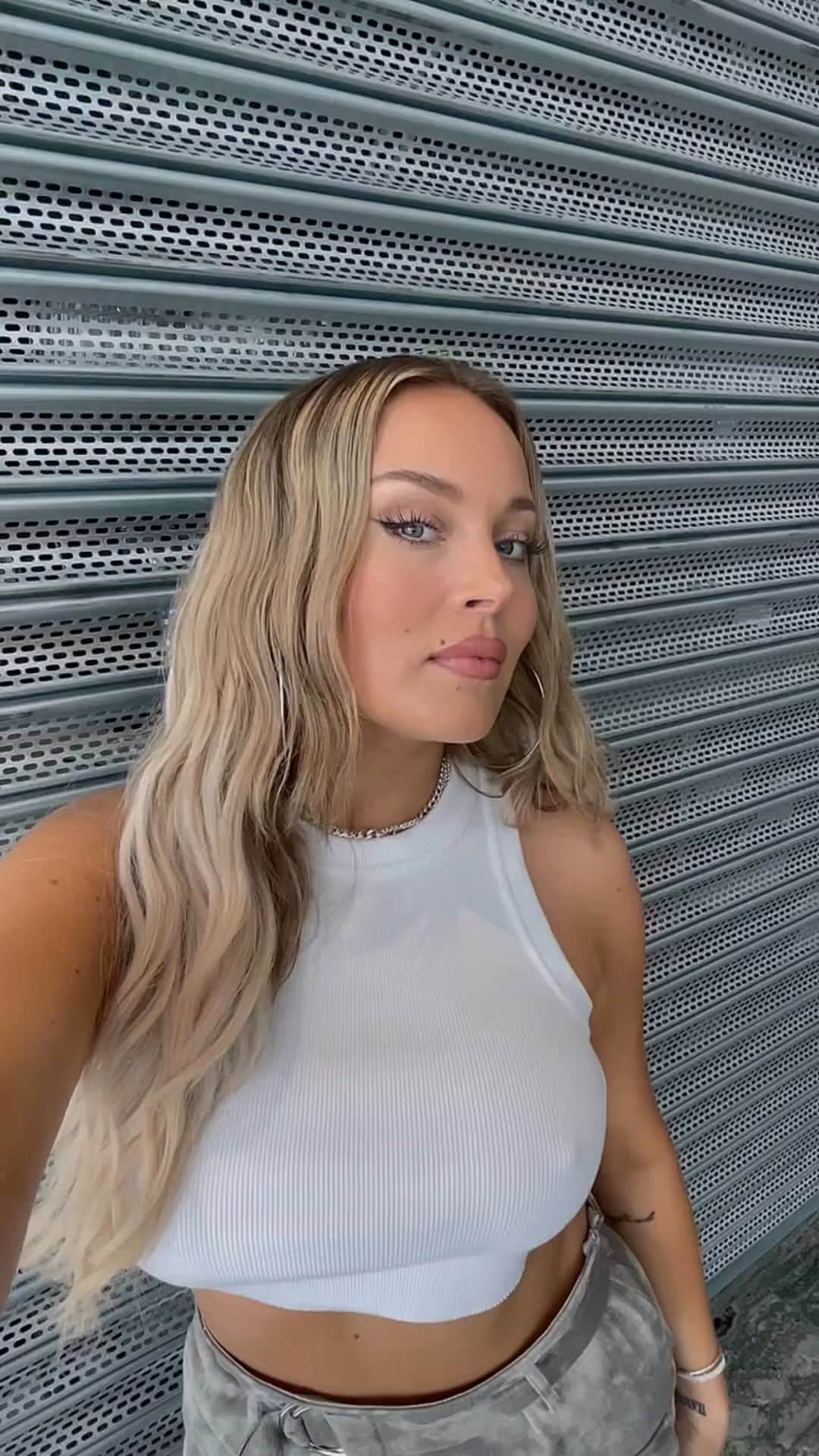 ファニー・リックマンのインスタグラム：「Living in this fit 🤌🏼 🤍 @prettylittlething」