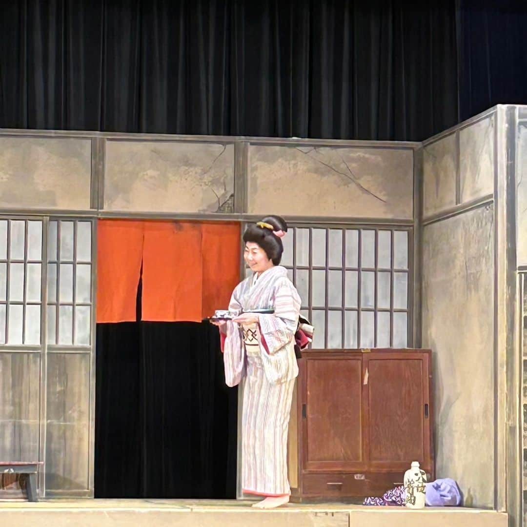音無美紀子さんのインスタグラム写真 - (音無美紀子Instagram)「康楽館にて。 麻友美がここ、鹿角市小坂町に行ってから三ヶ月になろうとしています。 5月の神崎順さんのレビューに出演、80公演をこなし、 続けて、藤田弓子さん座長の劇団ゆめ色一座に出演。池田政之先生の脚本演出による「押しかけ女房は幽霊」は、なんと60回公演。あと２週間続く。 こんな長期に渡って家を離れた事が無い麻友美ですが、 調子も崩さす、元気にやっている姿に、私はやっぱり涙が出ちゃって😭😂 可愛かった、なんて書くと、まあどこまで親バカなんだって笑われそうね☺️ 麻友美を可愛がってくれている神崎順さんや、サプライズで駆けつけてくれた松井誠さんが見守る中の今日の公演。 さぞかし緊張したことでしょうに。 松井さんが、幽霊のウィッグを直して下さったり、裾さばきを指導してくれたり、その様子をニコニコ眺めている座員の皆さんに、なんかほのぼの嬉しくて。 私に東京から同行してくれたママ友にも感謝。 麻友美、あと少し、頑張れ👊😆🎵 #村井麻友美」7月12日 23時18分 - mikikootonashi