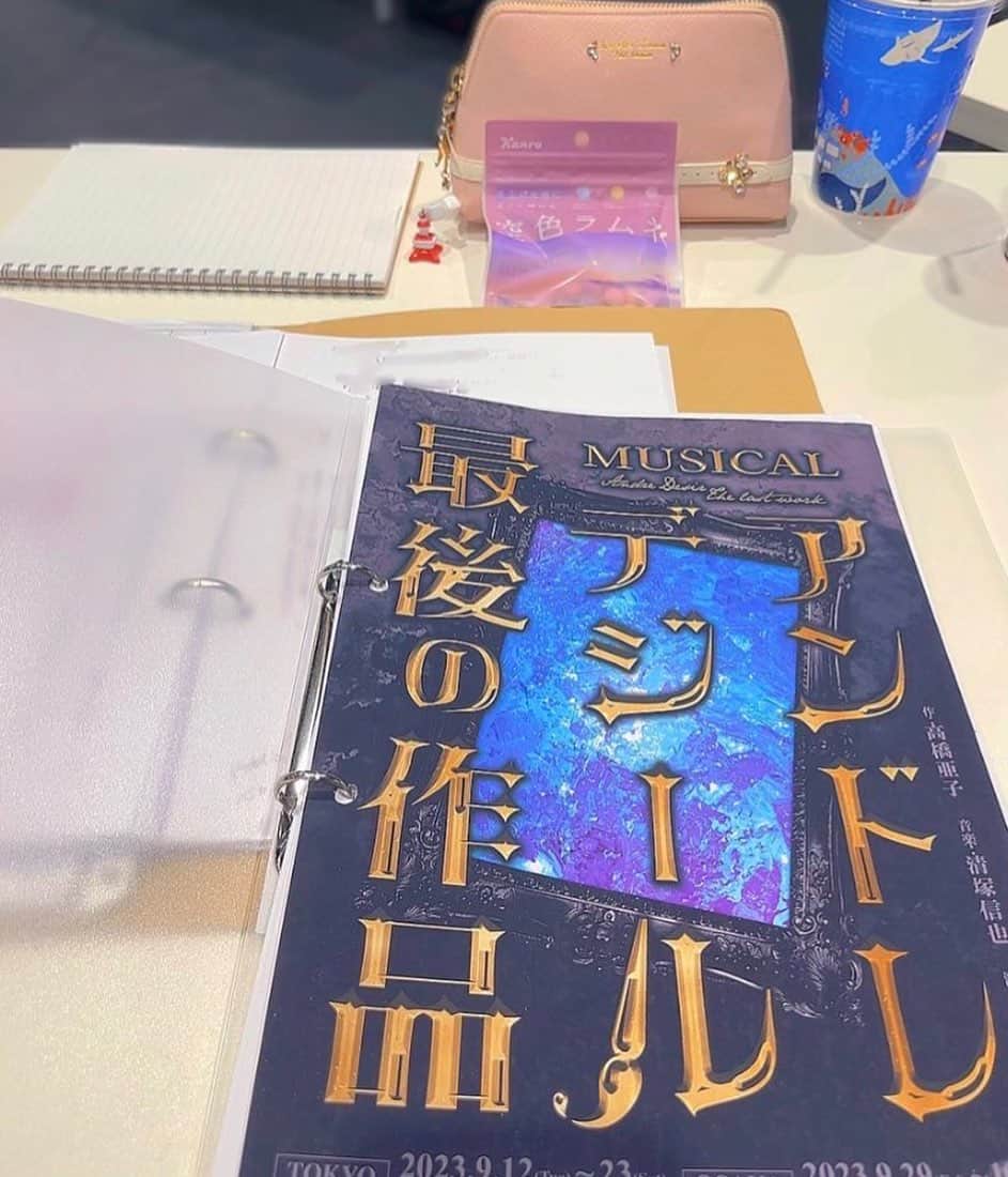 熊谷彩春のインスタグラム：「ミュージカル『アンドレ・デジール』のお稽古、進んでおります🖼 　 心を映し出すような魅力的な音楽。 不器用で、愛おしくて、ぎゅっと抱きしめたくなる登場人物たち。 と、それを演じる素晴らしい演者の方々。 作品がどんどん色鮮やかになっていく日々に、わくわくが止まりません。 　 開幕まで2ヶ月。 全力で頑張るぞーーー！！！！ 　 #ミュージカル #アンドレデジール」