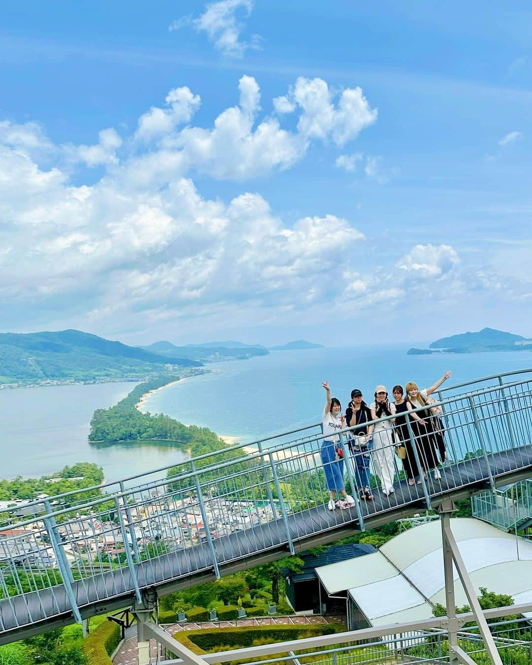 のインスタグラム：「📍天橋立🐉 さすが日本三景‼️絶景✨✨✨  逆さ🙃に見ると🐉に見えるのかは、、ちょっと謎でした🤣 もぉちょっとちゃんと🐉見えるまで目を凝らしたらよかったなぁ。。😂  前の日朝まで飲み明かしてたからギリギリまで寝てて💤みんなスッピンw🫣💦  #女子旅 #プチ旅行 #天橋立 #股のぞき台」