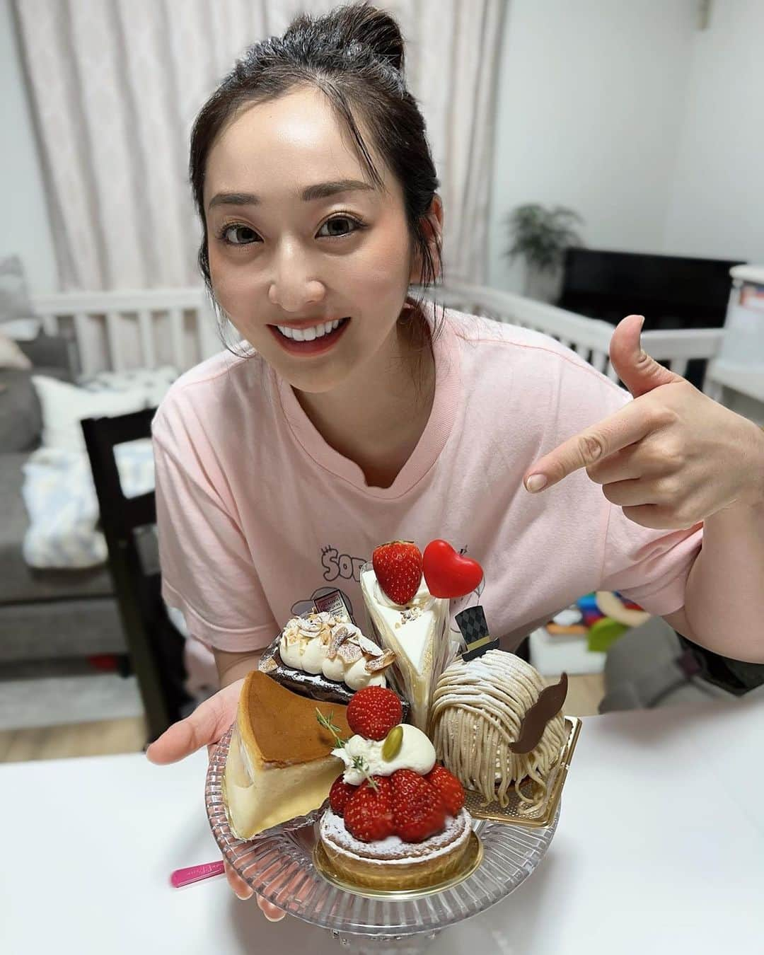 長崎望未さんのインスタグラム写真 - (長崎望未Instagram)「.  撮り溜めJun🩵🍰🙏🏾  最近、関わってくれる人とか ずっと仲良くしてくれる友達がいて  感謝する日々…  大切にしてくれる人を  大切にしたいと最近では特に  思うようになりました😉🙏🏾✨  #🍰 #🎂🎉  #6月の暴飲暴食pic #いろんなことを断捨離中」7月12日 23時19分 - nozomi.nagasaki