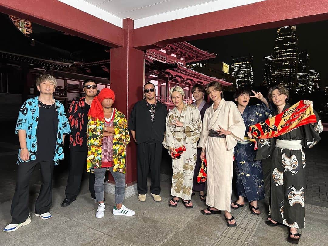 RED RICEのインスタグラム：「FNS歌謡祭ありがとうございました😊 コムドットのみんなもお疲れ様でした👍 そしてお酒もありがとう‼️ 最高な場所で最高なコラボ🔥🔥🔥🔥🔥🔥 #湘南乃風 #20周年 #コムドット #fns歌謡祭」