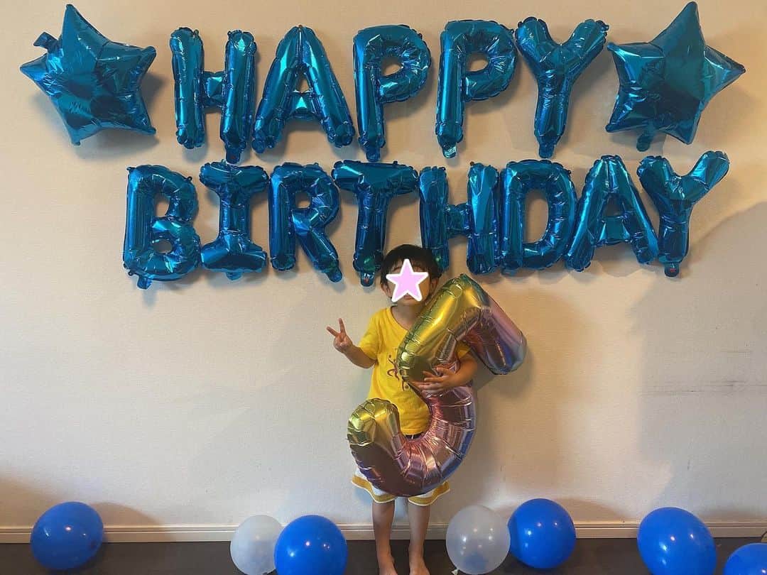 尾崎ナナのインスタグラム：「5歳のお誕生日おめでとう🥰 この一年でぐっと成長した息子✨ 精神面も話す言葉や内容もしっかりして、お兄ちゃんになったなぁ〜。。と🥺 ケーキはどんなのがいい？と聞くと、「お母さんが作ってね！いい？わかった？」とリクエスト🙃 （ラップしたらクリーム崩れた🫠😂） プレゼントは最近ハマっているLEGOを✨ 良かったね💓 更に部屋が散らかるぞ〜😊🙄👊 一緒に沢山遊ぼうね‼️ #5歳誕生日 #legoブロック #踏むと痛いよね」
