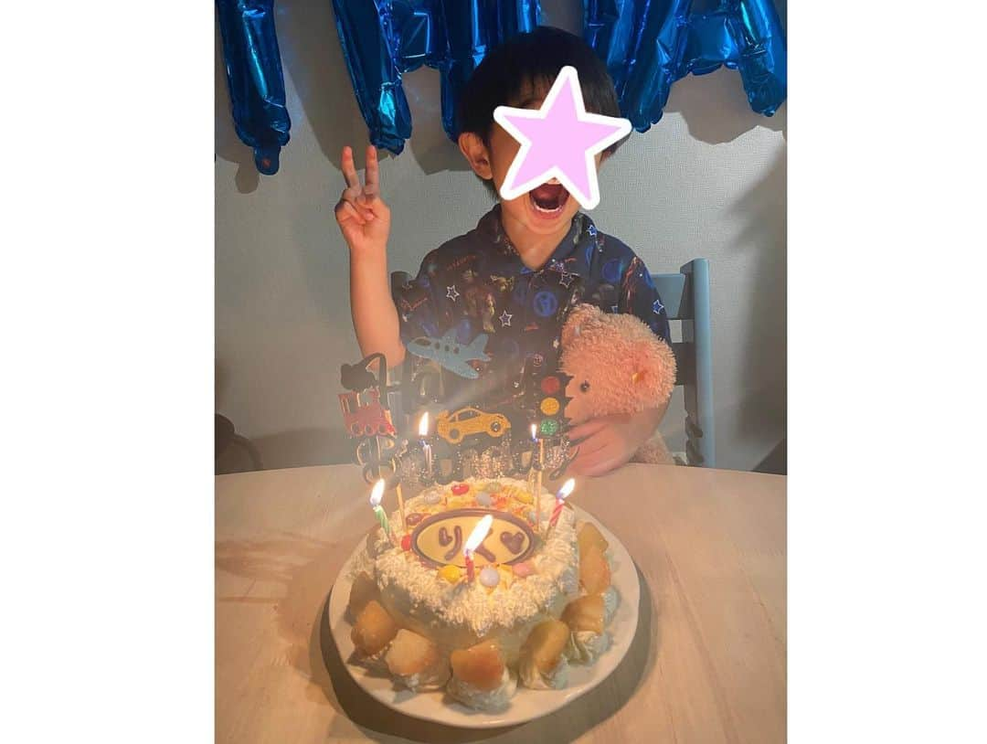 尾崎ナナさんのインスタグラム写真 - (尾崎ナナInstagram)「5歳のお誕生日おめでとう🥰 この一年でぐっと成長した息子✨ 精神面も話す言葉や内容もしっかりして、お兄ちゃんになったなぁ〜。。と🥺 ケーキはどんなのがいい？と聞くと、「お母さんが作ってね！いい？わかった？」とリクエスト🙃 （ラップしたらクリーム崩れた🫠😂） プレゼントは最近ハマっているLEGOを✨ 良かったね💓 更に部屋が散らかるぞ〜😊🙄👊 一緒に沢山遊ぼうね‼️ #5歳誕生日 #legoブロック #踏むと痛いよね」7月12日 23時20分 - nana._.ozaki