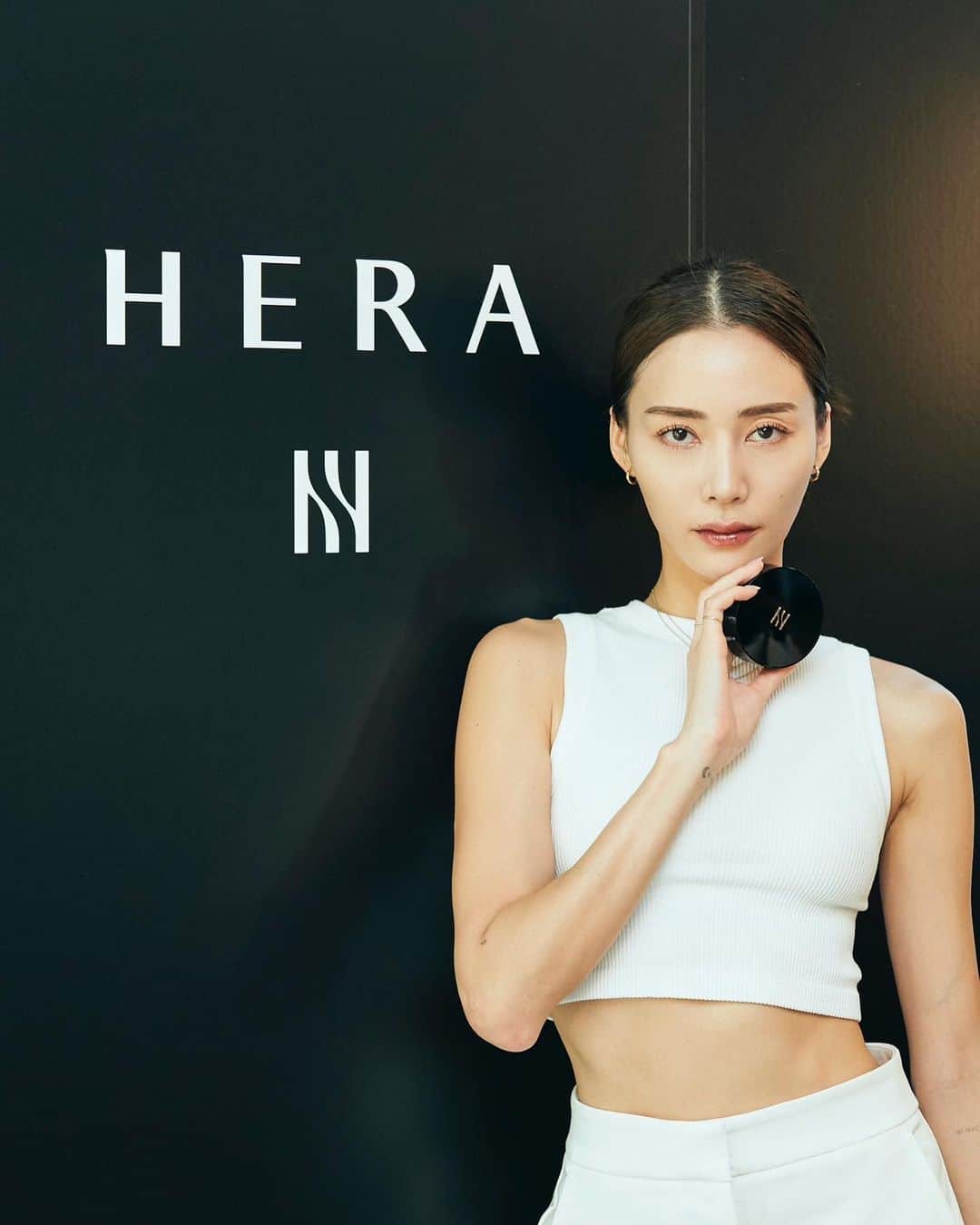 のインスタグラム：「@herabeauty_official   スターアイテムメインで ベースメイクやファンデーション、 口元をメイクして頂きました。  透明感も抜群！ リップはパープルを使用！ 新鮮！！ 新しい私♡ みんなもHERAでお気に入り見つけてね❤️  #hera #herabeauty」