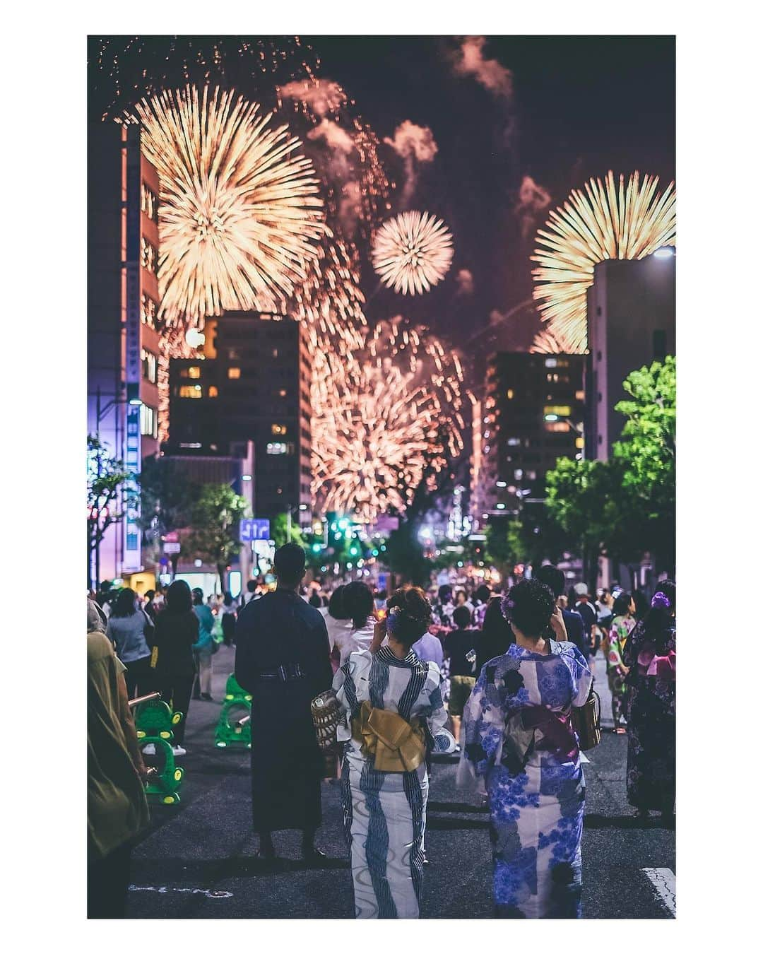 Yuma Takatsukiさんのインスタグラム写真 - (Yuma TakatsukiInstagram)「. . . Hanabi . . . . . . 暑い暑い言ってるうちに もう花火シーズンが始まるらしい。 ⁡ びわ湖大花火大会も久しぶりにあるから 行ける人はぜひ行って欲しい。 もちろん遠いところから撮るのもきれいやけど 一本道があって街中のビルの間から見える花火って なかなかないと思ったり。 ⁡ 平日仕事終わりにダッシュしたのもいい思い出。 ⁡ それでは今日もお疲れさまでした。 . Shiga／Japan X-H1／XF35mmF1.4 R . ―――――――――――――――――――――――――― 関西を中心にフリーランスで活動しています。 Web広告、個人撮影、家族撮影、PR撮影など、 7月以降の撮影依頼募集中です。 ⁡ ⁡Yuma Takatsukiオリジナルプリセットも販売中です。 ⁡プロフィールのポートフォリオサイトからご覧下さい。  またフォトサークルITTOKOという活動をしています。 ⁡ハイライトに色んなイベントをまとめています。 ――――――――――――――――――――――――――」7月12日 23時22分 - yu_umaa06