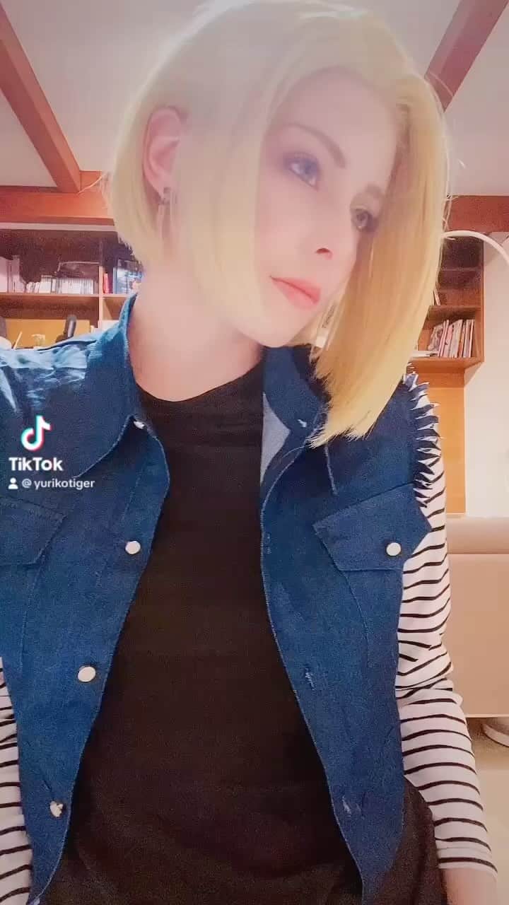 ユリコ・タイガーのインスタグラム：「▫️Android 18▫️ Do you wanna by my Krillin?😏 #dragonball #cosplay #foryou #ドラゴンボール #アニメ #外国人モデル #コスプレ #人造人間18号」