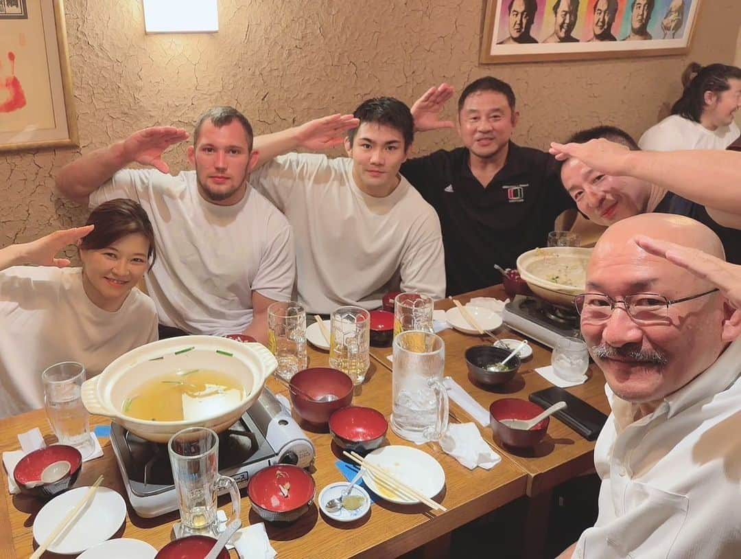 永田裕志さんのインスタグラム写真 - (永田裕志Instagram)「今夜は新日本プロレスレスリング部チームニュージャパン石黒峻士選手の全日本レスリング選抜選手権大会優勝のお祝いをしました。  これから世界に出てどう勝つのか色々話しながら美味しいチャンコを頂きました。  パリ五輪出場に向けて勝ちに行く石黒選手を皆様是非応援よろしくお願いします。  #石黒峻士  #永田克彦 #オレッグボルチン  #永田裕志 #チームニュージャパン  #njpw #鈴木ちゃん」7月12日 23時28分 - yuji_nagata