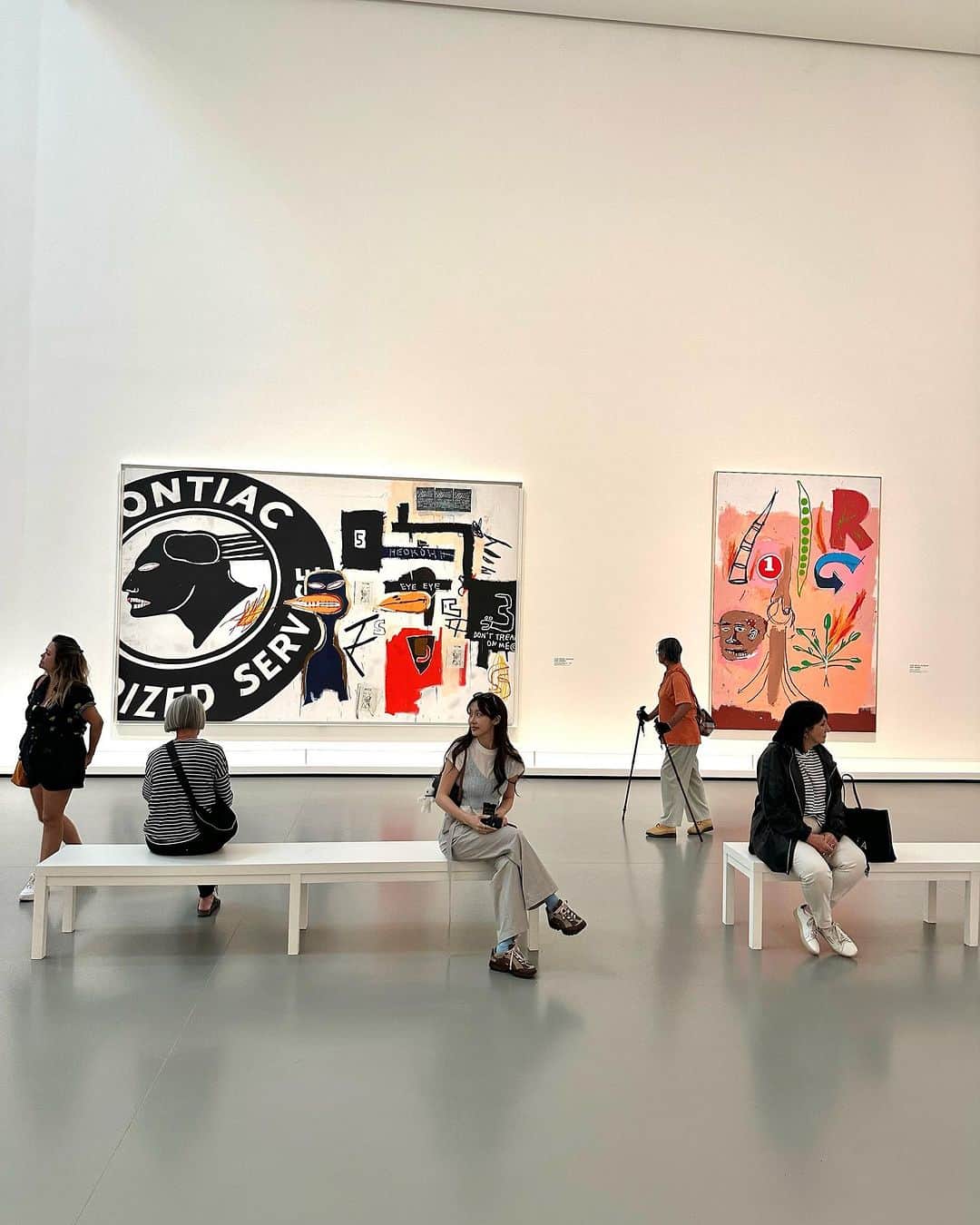 COCO さんのインスタグラム写真 - (COCO Instagram)「two of my faves🫶🏻 정말 좋아하는 아티스트.. 공간도 너무 멋있구.. 햄복해따🩵🧚🏻  #louisvuittonfoundation #basquiat #andywarhol」7月12日 23時34分 - rilaccoco