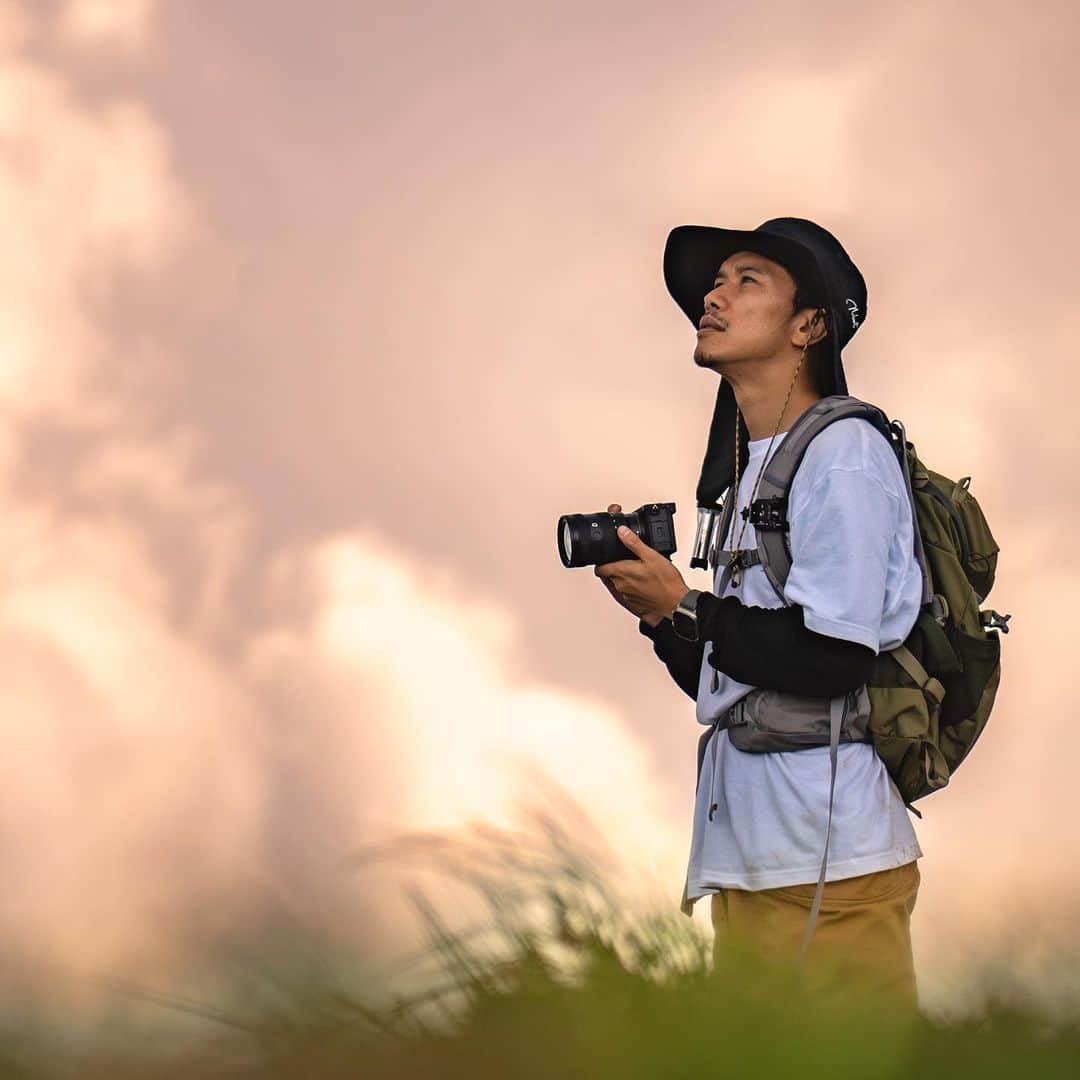 ビートないとーのインスタグラム：「先程、Sonyから発表されましたα6700を先行でレビューさせていただきました！  YouTube を本格的にはじめて初めて購入したのがα6500でした🤲  その当時は、まだ国内のYouTube チャンネルは子供向けのチャンネルが多かったので、「大人でも楽しめるカッコイイチャンネルを作りたい🤲」そんな思いでα6500カメラを購入したことを覚えています😊  そう考えるとあの時α6500を購入していなかったら今の僕はいないんだなぁーと思います🙏  そんな思い入れの強いα6000シリーズから最新のα6700が登場しました🙏✨✨  感想はYouTube でもしっかり語っていますが、写真性能、動画性能、そして軽量さ本当に素晴らしいカメラです！  バリアングル液晶になったこと、前ダイヤルが付いたこと、動画は6Kのオーバーサンプリング4K出力、そしてカラーサンプリングは4:2:2 10bitです☝️  色々とグレードアップされています👌  久しぶりにAPS-Cを使ったけどボディもレンズも軽くて本当に快適でした！  欲しい！てか、マジで欲しいぞ！！笑  という訳で、本編も是非ご覧ください🙇‍♀️  @sonyalpha  Photo by @nob.camp Body:α7iv Lens: E 70-350mm F4.5-6.3 G OSS」