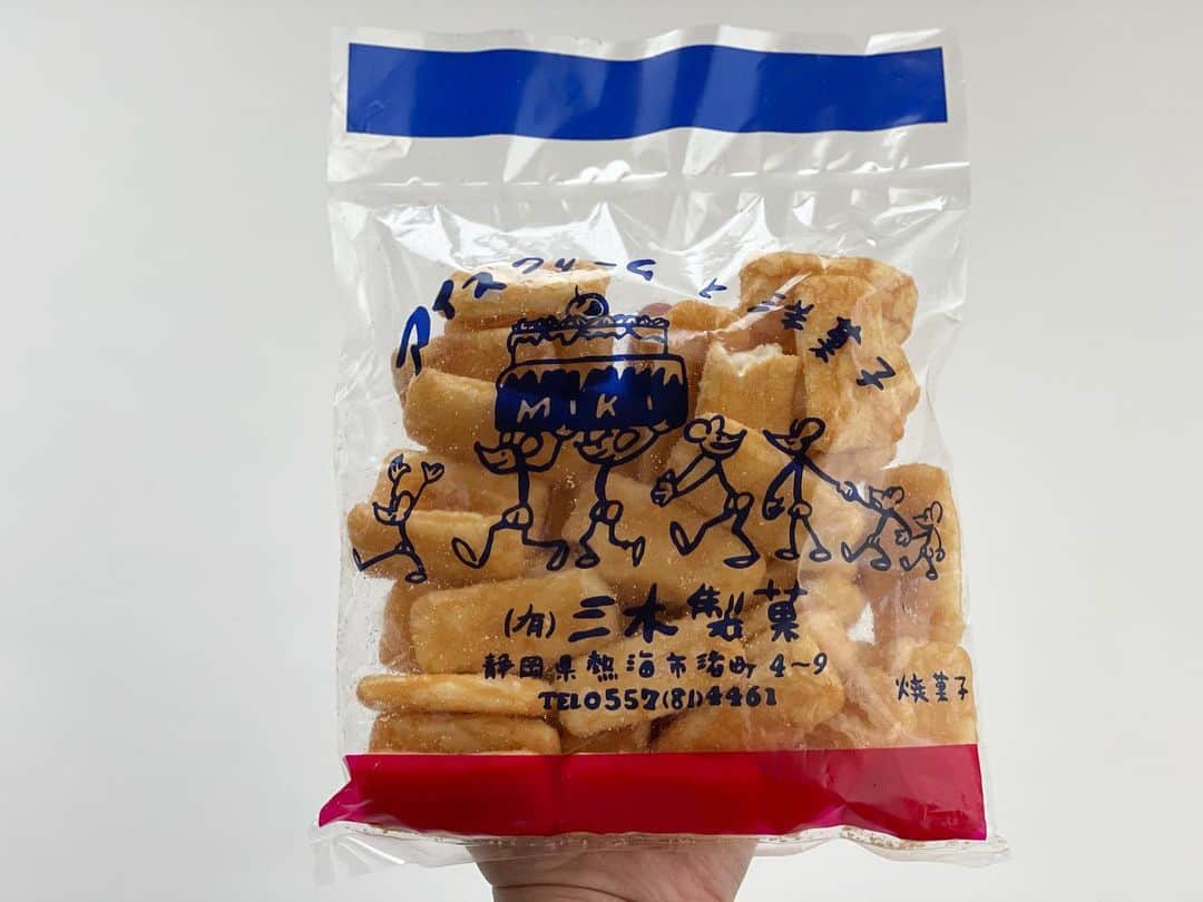 甲斐みのりのインスタグラム：「・ こちら（1枚目）、せんべい。 熱海の三木製菓といえば 猫の舌（ラングドシャ）で知られていますが、 おせんべいもとても美味。 特に、あまから味。 あまじょっぱくて歯切れがよくて、 やめられませんとまりません。 熱海に行ったら、あまからせんべいもぜひ。  #静岡百景」