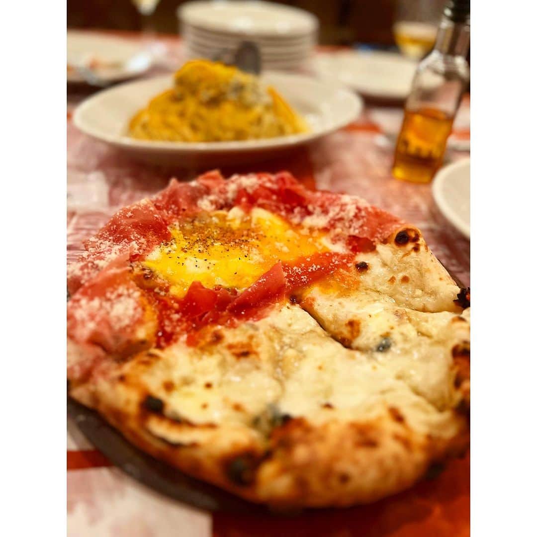 日高央さんのインスタグラム写真 - (日高央Instagram)「先日の倉敷真備での七夕祭りアコLIVEの打ち上げを、岡山市内の名店Duomo(ドゥオモ @duomo_okayama )で行ったのですが…マジで日本一のピザ…いや…ここは本格的にピッツァと呼びましょう…マジで日本一のピッツァ屋さんでした🍕！  全品もれなく美味しい上に、見た目や盛り付けの美しさも完璧です✨本場ナポリから取り寄せた石窯で味も彩りも豊かに焼き上げられるピッツァのふくよかな柔らかさと、具材が複雑に絡み合う味の奥深さ…パスタも肉料理も然りで全てがリッチな味わいで最高でした！  もちろんデザート…いや…ドルチェも勿論ビューティフルなルックスと抑制された苦味と甘味のハーモニー…完璧です🎶  店内メチャ混みにも関わらず丁寧な接客も最高でした、また必ず寄らせていただきます✊  https://pizzeria-trattoria-duomo.com/」7月12日 23時37分 - hidakatoru