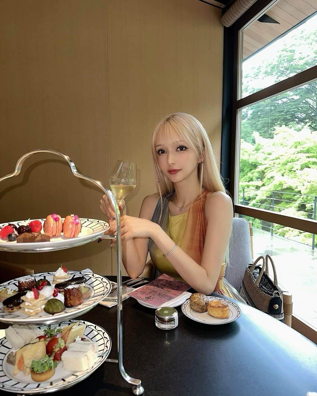 MIRIさんのインスタグラム写真 - (MIRIInstagram)「afternoon teaで本気で食べてしまう女🥪  今期のリビエラのお目当てのバッグが買えてご満悦でした🫶💕  #京都 #rokukyoto  #dioriviera  #ディオール  #受注会  #アフタヌーンティー  #afternoontea  #dior #サンダル #ビーチ #リゾートファッション  #summer #夏 #東京 #写真 #instagram  #ファッション#fashion #shopping #ootd #三つ編み #ヘアアレンジ #ワンピース #ドレス」7月12日 23時43分 - miri.o3