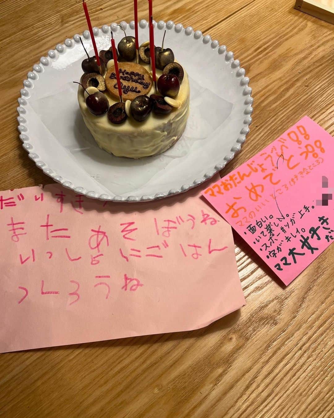 ayu kagawaさんのインスタグラム写真 - (ayu kagawaInstagram)「大好きな人達にお祝いしてもらって幸せweekだった♡ 何歳になってもお祝いしてくれて有難う☺️ みんなが大好き🫶  当日は主人が手巻き寿司を用意してくれてた🥹🙏 習い事から帰ってきたら手巻き寿司と共に @ata_1026 親子が家の中でケーキを持ちながら待ってくれてて嬉しくて叫んだわ🥹🫶  子供達のお手紙も宝物🥰💌 息子が年に一度だけ書いてくれるママの好きなところ。が密かに楽しみ！✌️ 『いて楽しい』 ってなんか面白いし友達みたいで嬉しいわ😂😚🫰 学校で習ったプログラミングで動画も作ってくれてて感動したよ🥺  忙しい毎日の中で自分の中の優先順位を見失わないように、一日一日を大切にして今年も頑張ろう☺️」7月12日 23時44分 - ayuyunyun