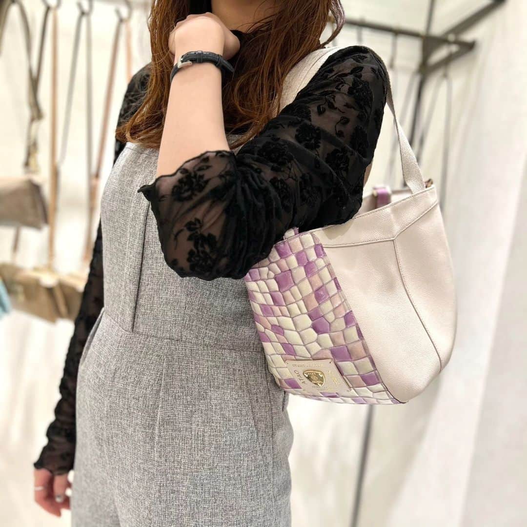ATAO(アタオ)さんのインスタグラム写真 - (ATAO(アタオ)Instagram)「. @atao.kobe  @ataoland_official   先日配信しましたインスタライブ、 ご視聴いただきありがとうございました👏  気になっていました！  買おうと狙っています！  などなど、 嬉しいコメント、ありがとうございました✨ アーカイブでもたくさんの方に 見ていただけているのでとても嬉しいです。  本日は、先日ご紹介しました『バタフライ・ヴィトロ』の インスタライブ配信コーディネートをご紹介します😀  👜バタフライ・ヴィトロ/ロージーラベンダー 画像タップをお願いいたします☝  【スタッフmaimaiコーデ】 ロージーラベンダーに合わせてグレーカラーのお洋服をチョイスしていました✨オトナな色組み合わせですよね！ぜひ、ご参考にしてみてくださいね。  ========================= 【ATAO期間限定ショップ in 仙台】 東北地方の皆さま！約1年半ぶりに『仙台・藤崎百貨店』にて ATAO期間限定ショップの開催が決定いたしました❣️ 7月13日(木)より一週間！ATAOのアイテムをご覧いただけます♡  詳細はコチラ📢 【開催期間】2023年7月13日(木)〜7月19日（水) 【場所】藤崎百貨店 本館1Fイベントスペース 【営業時間】10時～19時 ※金・土のみ19時半までの営業です  ※展開する商品につきましては、 その時々の在庫状況によりますので事前のお問い合わせについてはお答えできかねます。ご了承くださいませ。  ※期間限定ショップの商品の在庫は都度変動しておりますのでお手数ですが期間限定ショップを開催している百貨店までお問い合わせ下さい。  イベントスタッフ一同、仙台の皆さまにお会いできるのを 楽しみにしております☺️  =============== ■スタッフブログ🖋 『スタジオアタオブログ』で検索🔎 https://studioatao-blog.jp/  ■ATAOLAND＋公式LINEアカウントが登場! https://liff.line.me/1645278921-kWRPP32q/? accountld=876vdygu ===============  #アタオ #アタプラ #バタフライ #バタフライヴィトロ #ロージーラベンダー #atao #ATAOLANDプラス  #バッグ #レディースバッグ #神戸ブランド #ハンドバッグ #夏コーデ #オトナ可愛い #スタジオアタオ #お出かけバッグ #ステンドグラス #ラベンダーカラー #神戸旅行 #レザーバッグ #仙台 #藤崎百貨店 #財布ブランド」7月12日 23時45分 - atao.kobe