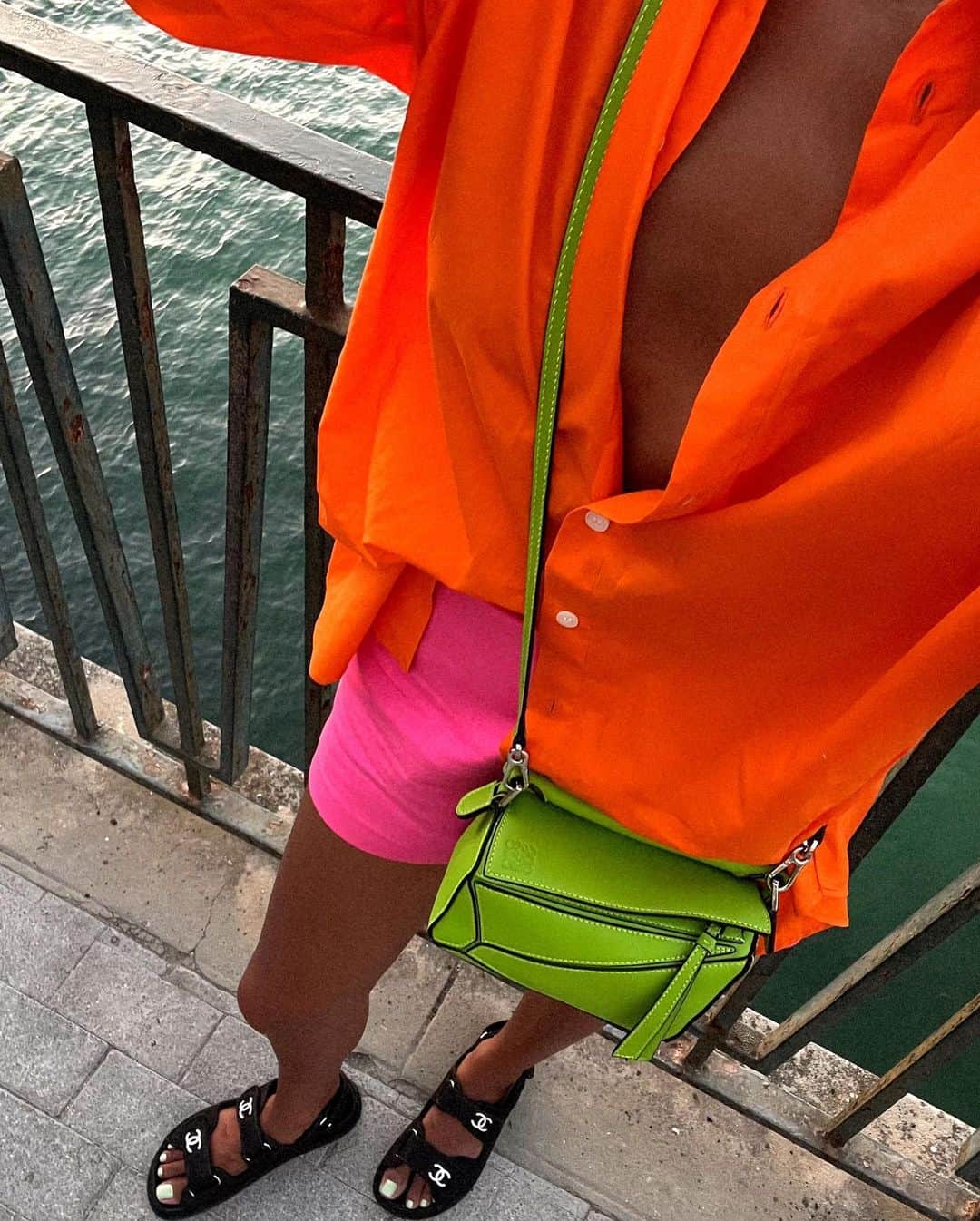 ジュリー・サリニャーナのインスタグラム：「Summer color blocking🍊🥝🦩」