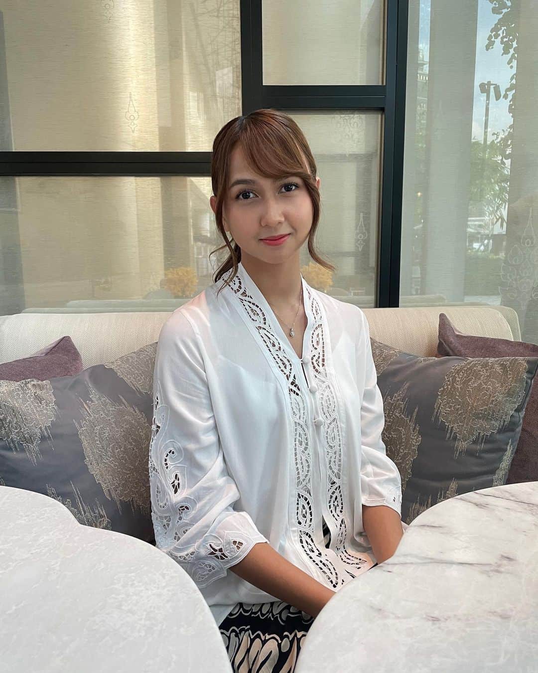 のインスタグラム：「Udah lama ga pake Kebaya❤️ kalo pulang ke Indonesia pengen beli lagi deh karena kepake bgt buat acara formal🥰 久しぶりにKebayaを着ました❤️イベントとかでめっちゃ使うからまたインドネシアに帰る時にもっとKebaya買わないと！✨」