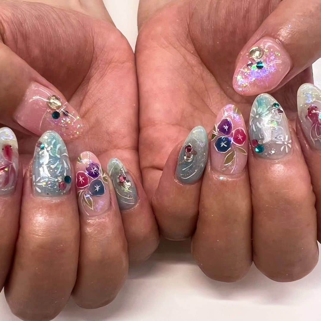 吉岡奈々子のインスタグラム：「夏ネイル #newnail #花火 #朝顔 #金魚 #涼しげネイル #夏祭りネイル #summernails #vannail_suzuki」