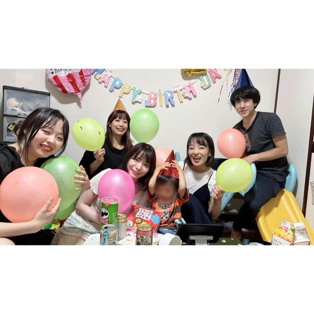 のインスタグラム：「息子のお誕生日会やったよ👶🎉 一生の思い出になったよ！ 大きくなったらこの写真見せたいな♡  えこのみぃちゃんは風呂まで入れてくれたよ🛀」
