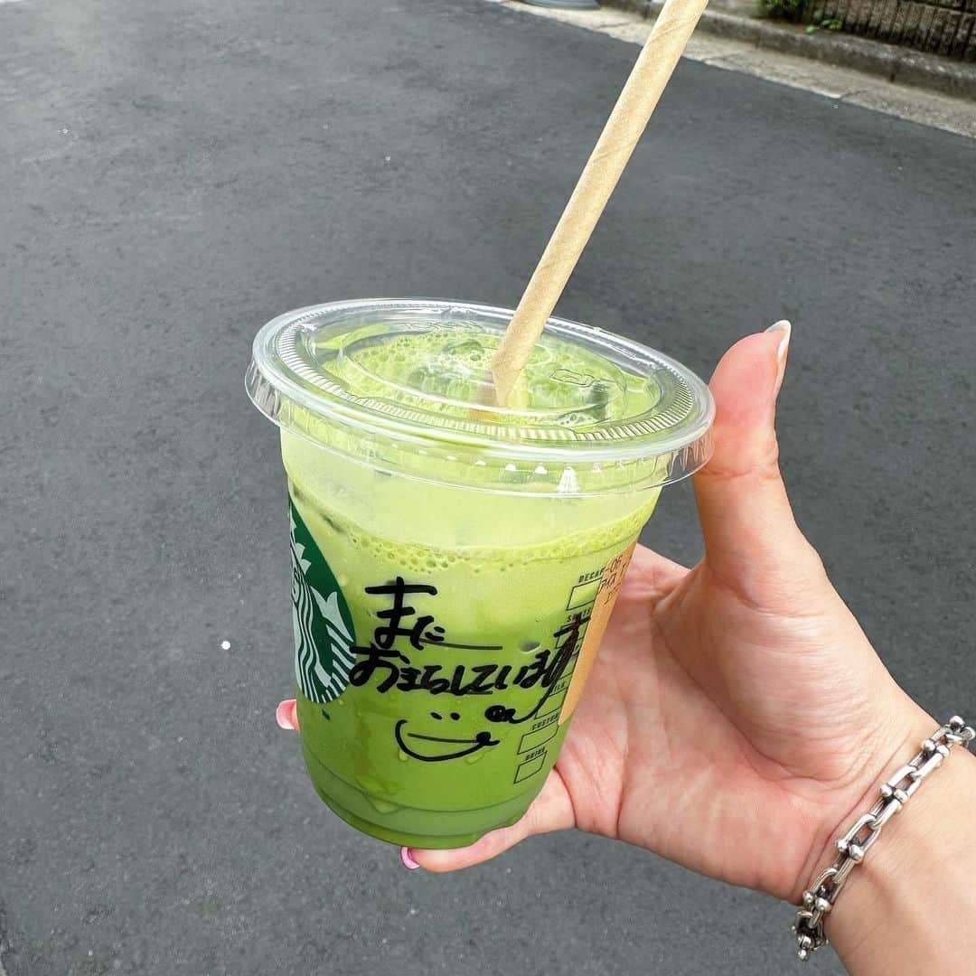 福地夏未さんのインスタグラム写真 - (福地夏未Instagram)「🧋 毎日暑いんだもン 毎日カフェラテおばしてる セブンのが好きだけど、ローソンのミルク感あるちょっと薄いのもすき🍼  _ #カフェラテ #カフェイン #カフェラテおばさん #コンビニカフェ #セブンイレブン #ファミリーマート #ローソン #お世話になってます #スタバもだ」7月12日 23時54分 - natsuminmin19