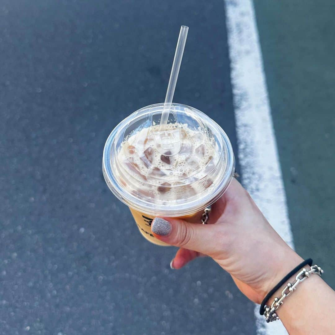 福地夏未さんのインスタグラム写真 - (福地夏未Instagram)「🧋 毎日暑いんだもン 毎日カフェラテおばしてる セブンのが好きだけど、ローソンのミルク感あるちょっと薄いのもすき🍼  _ #カフェラテ #カフェイン #カフェラテおばさん #コンビニカフェ #セブンイレブン #ファミリーマート #ローソン #お世話になってます #スタバもだ」7月12日 23時54分 - natsuminmin19