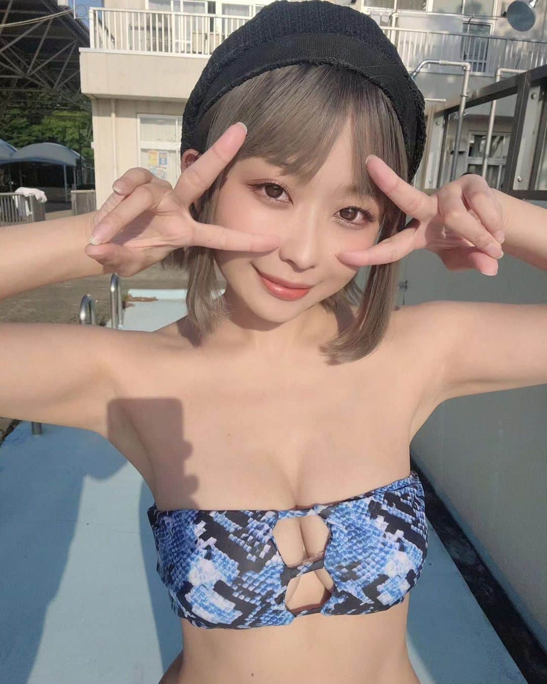 蒼猫いなさんのインスタグラム写真 - (蒼猫いなInstagram)「今日も１日お疲れギャルこ(・e・)💙💜 . . . . #グラビアモデル  #グラビアアイドル #グラビア撮影 #プール開き #水着ギャル #水着 #ビキニ #プール #プール撮影会 #蒼猫いな #海 #shein #ビキニ女子  #ビキニ ...