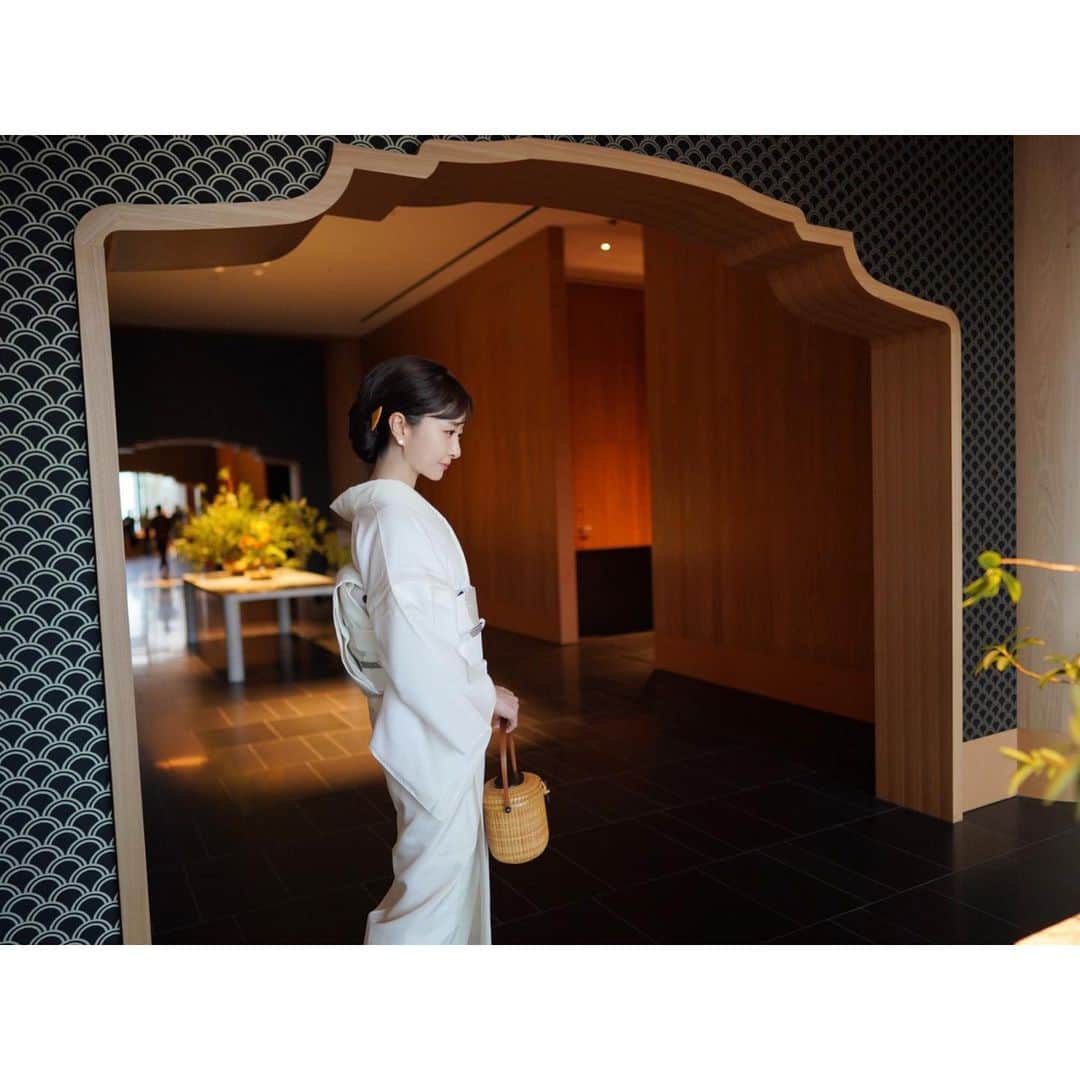 石井美保のインスタグラム：「夏着物 透ける白の絽で涼やかに。 つげのかんざしはずっと昔 @mikaamata さんからプレゼントして頂いた、よのや櫛舗さんのもの。 お着物•帯•ネイビーの水玉の帯揚げは @ginza_enzo さんのおみたて。ネイビーの帯締めはどこのか失念。 バッグは自作のナンタケットバスケット(2014年の作品)。topは黒檀です。#mihoishii_着物」