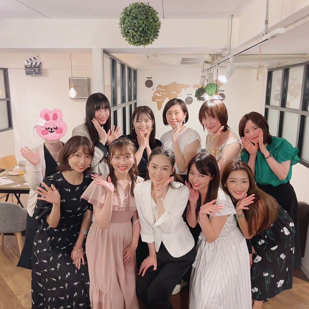 松藤あつこのインスタグラム：「日本化粧品検定協会✨ コスメコンシェルジュアンバサーの交流会❣️  コロナ禍、リアルコミュニケーションはほぼなくて…PCでのお勉強会がメインでしたが、こうして皆様とお話しすると、また勉強意欲が増しますね💓  10年以上前にお世話になったブロガーさんにも再会できました😆  コスメコンシェルジュは日本化粧品検定特級となりました💫 一級取得済みの皆様♡ ただいま受付中です❣️  私たちも復習しながら、 誰かの役に立てるよう精進して参ります♡  @cosmeken  #コスメコンシェルジュ #学びの場 #コスメのプロ #美容人 #特級コスメコンシェルジュ #日本化粧品検定協会 #仲間」