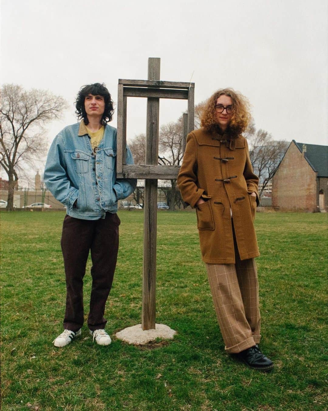 Kerrang!のインスタグラム：「“I just like writing songs and making music accessible. I’m not trying to take over the world” 🙌🏼  Following 2021 debut album Karaoke Alone, this week The Aubreys return with their most personal song to date, Kato. While superstar Finn Wolfhard is nervous at the prospect of revealing a new side of himself, the musician and actor simply just wants to keep making art he loves – hit the link in bio to read the interview 👆🏼  ✍️: David McLaughlin 📸 @_coopfox」