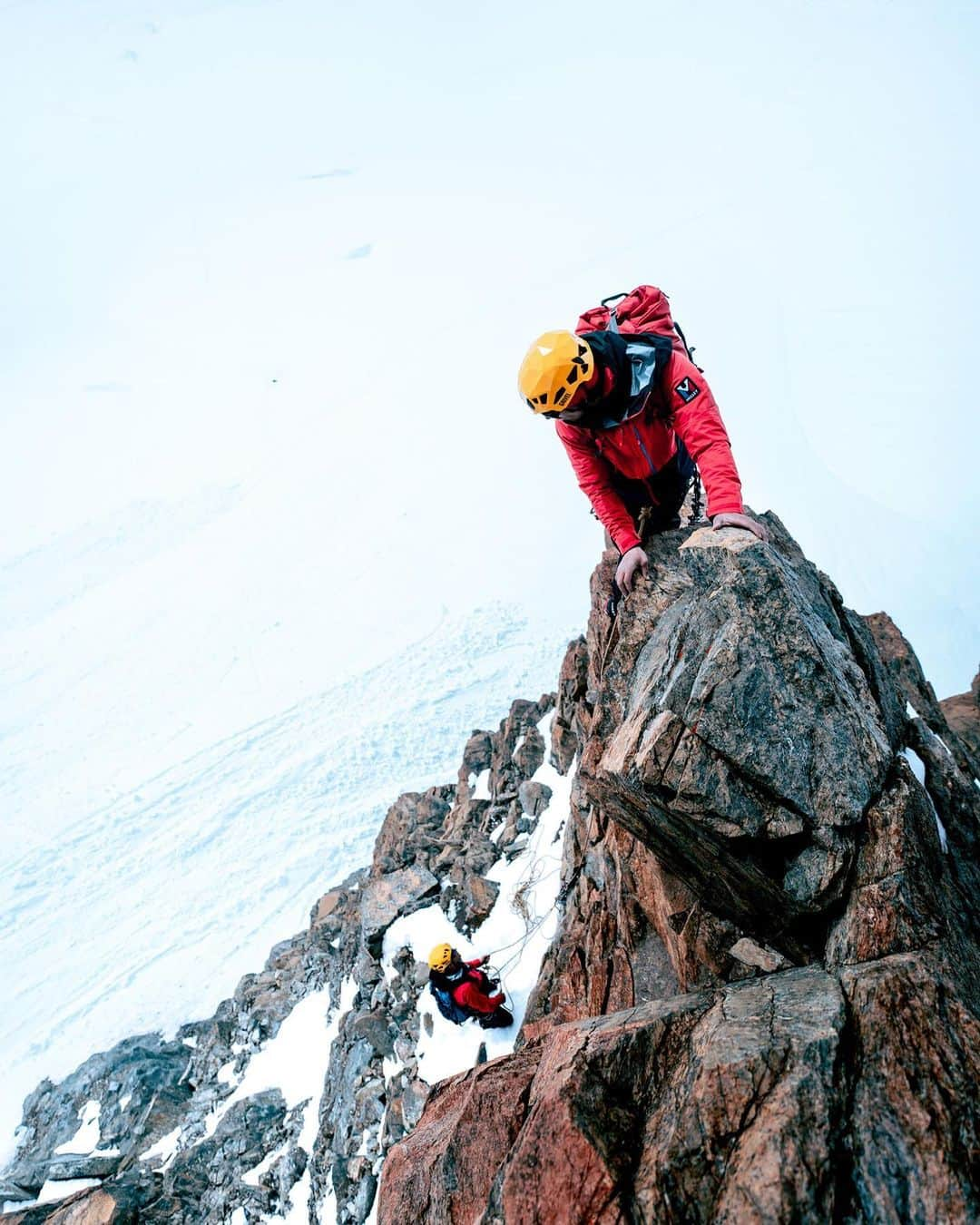 ミレーのインスタグラム：「🔗 Happy kids on the ridge.  Because summer #alpinism activities with the @societaguidedelcervino are always based on fun, sharing & safety. Passion. Pure. Since 1865. Viva Italia!   📍 3640M | Monte Rosa, Piccolo Cervino, IT.  © @mathurinvth.pics  . . . #MILLET」