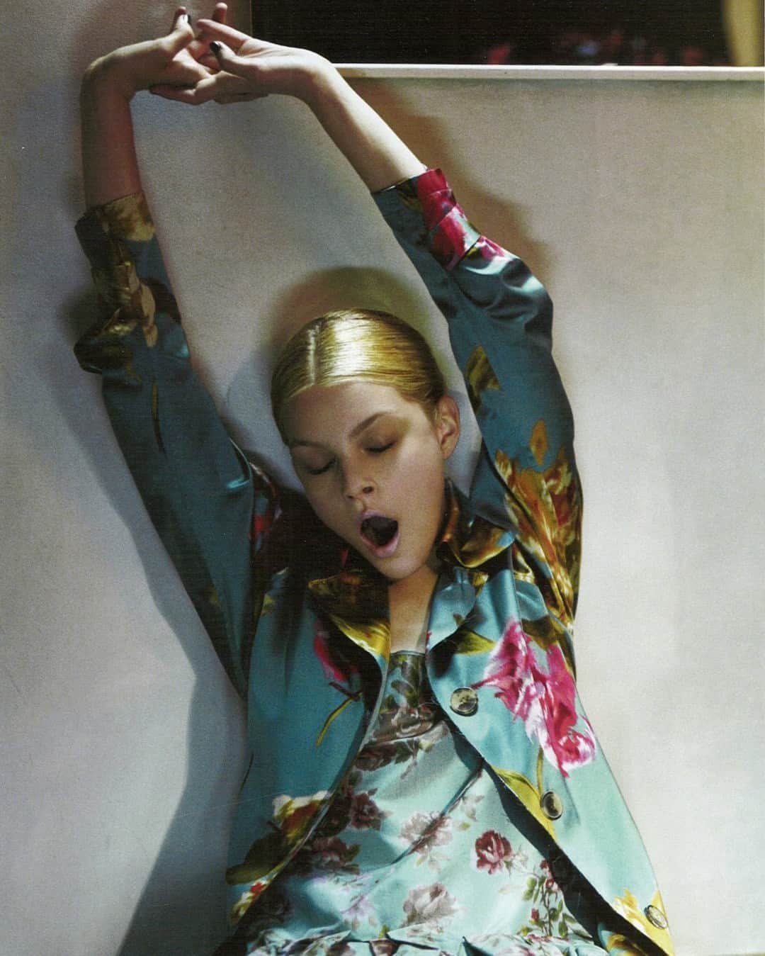 AnOther Magazineのインスタグラム：「Mid-week slump 🥱⁠ ⁠ Taken from the Autumn/Winter 2005 issue of AnOther Magazine. ⁠ ⁠ Photography by @laurie_bartley⁠ Styling by @tabithasimmons⁠ Hair by @paulhanlonhair⁠ Make-up by @thevalgarland⁠ Models @jessicastamofficial and @sasha_pivovarova」