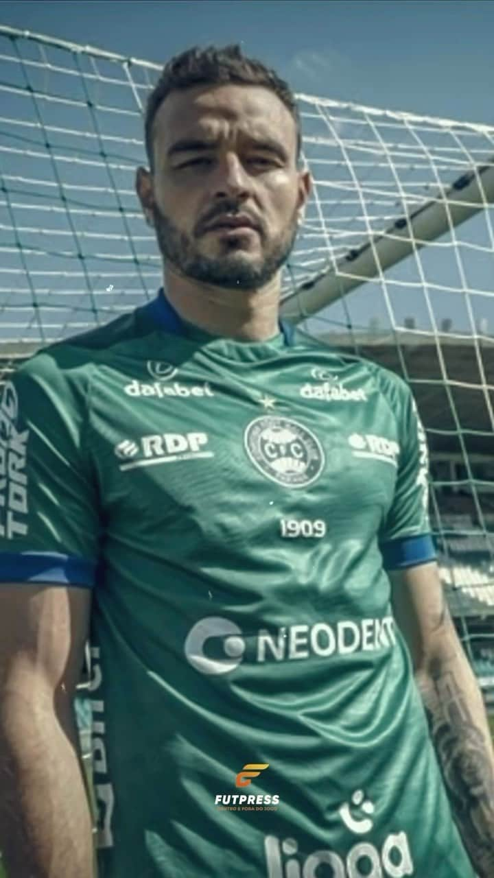 ガブリエウ・ヴァスコンセロス・フェレイラのインスタグラム：「Um ano sendo Coxa-Branca. Gabriel Vasconcelos e suas inúmeras defesas em 365 dias de Coritiba.  #Futpress #GabrielVasconcelos」