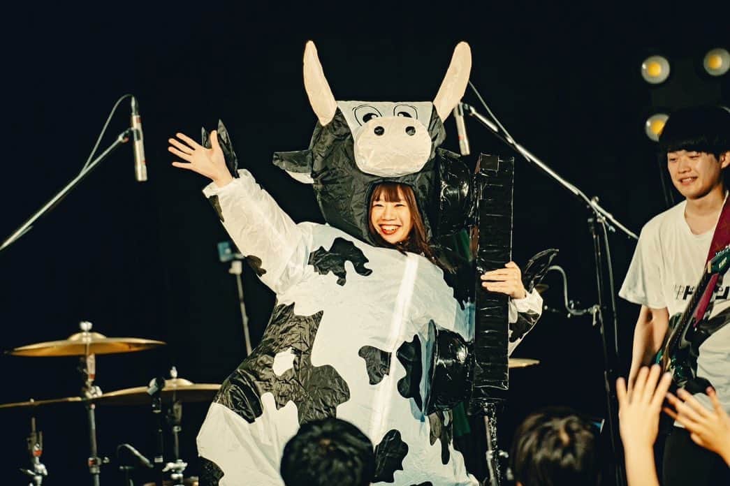 のインスタグラム：「ちょちょちょちょっとまってー 牛さんは食べられる側の存在🐮  ドリアンとの2マンライブ 大阪公演ありがとう！！🐮🔥✨」