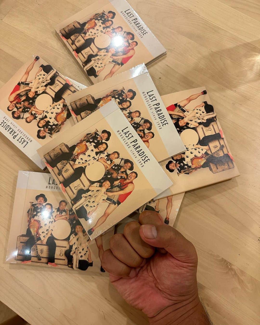 上江洌清作のインスタグラム：「「LAST PARADICE」と拳  おかげさまで  モンパチ7年ぶり9枚目のアルバム 無事にリリースできました🙏  演奏はもちろん  ほぼ全曲のアレンジを クボティに委ね　  ホーンアレンジを曲により振り分け シーサー、ナリさんに委ねました  ヨースケ＠HOMEの残したアレンジを引き継ぎ、 残っていた彼の声や演奏したデータを使った楽曲もあります  その土台に、モンパチの2人が乗っかったような感覚  バンド自体を客観視しながらも 可能性を楽しんだ感じでしょうか  20周年以降のモンパチを余すところ無く 表現できたと思います  とてもとても「尊い」 そんなアルバムになりました  結成25周年の節目に誇れる作品です  流行り廃りも気にせずに なんか不思議と元気なおじさん達が  やりたい事をやりたいように 楽しく変なこと続けてるな〜  ってくらいに思って 楽しんでもらえたら嬉しいです  それはそれは理想的な 幸せなことかもしれません  続く…  ☝️やったことないけど  「LAST PARADICE」  振り返りながらセルフライナーノーツ的な 投稿してみようかなぁと思います  気長にユタシクウニゲーサビラ  #mongol800   #モンパチ  #あ、粒さんクラップ参加ありがとう」