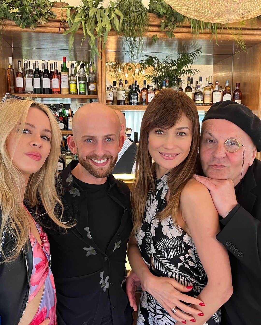 オルガ・キュリレンコさんのインスタグラム写真 - (オルガ・キュリレンコInstagram)「Fun summer lunch with @pinkoofficial and @patrick__mcdowell in London. Amazing company of @saschalilic and @oliviaarben and many wonderful others. Loved seeing you all and thank you for having me ❤️ @purplepr #pinko」7月13日 0時30分 - olgakurylenkoofficial