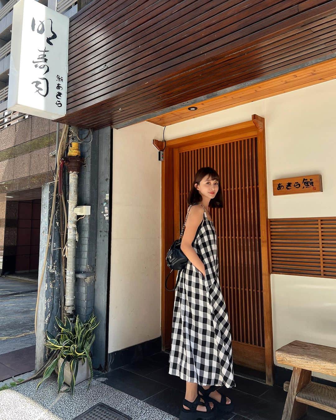 Kerinaのインスタグラム：「今年生日首局🎂 是很久之前就訂好的明壽司 原本是約好姐妹們一起 結果其中一個🐑姐妹不能來 所以改由老公代為出席😂  連吃了幾次覺得餐點都沒有太大的變化 但就是一直都是水準之上的好吃 @one7447 準備了 @tsujiri_tw 的辻利贅沢抹茶巴斯克 這個在他們家一直都是超人氣 許願已久，終於吃到了🥹 超好吃誒！！ 還有一款是裡面有麻糬的感覺也超讚的  格紋背心洋裝已經在直播中搶先開賣囉 可以去 @anirek_official 的FB直播下面留言商品編號 就能拿到隱藏連結先購入囉🖤🤍」