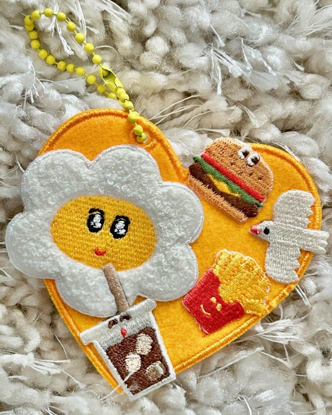 大空スバルのインスタグラム：「この前ワッペン屋さん行ってオリジナルキーホルダー作ってきた！！ ハンバーガーめっちゃかわいい😂🍔🍟」