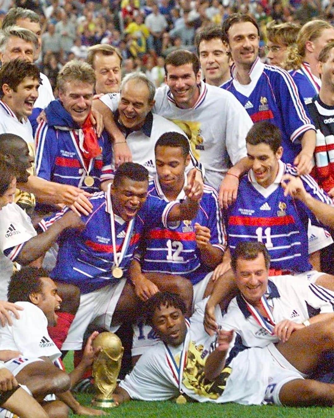ロベール・ピレスのインスタグラム：「12 juillet 1998 🤩🎂 Comme si c’était hier…  Déjà 2️⃣5️⃣ ans depuis le titre de champions du monde et même 25 ans après on continue de revoir les copains !  @vincentcandela on a pas changé hein ?! 😅」