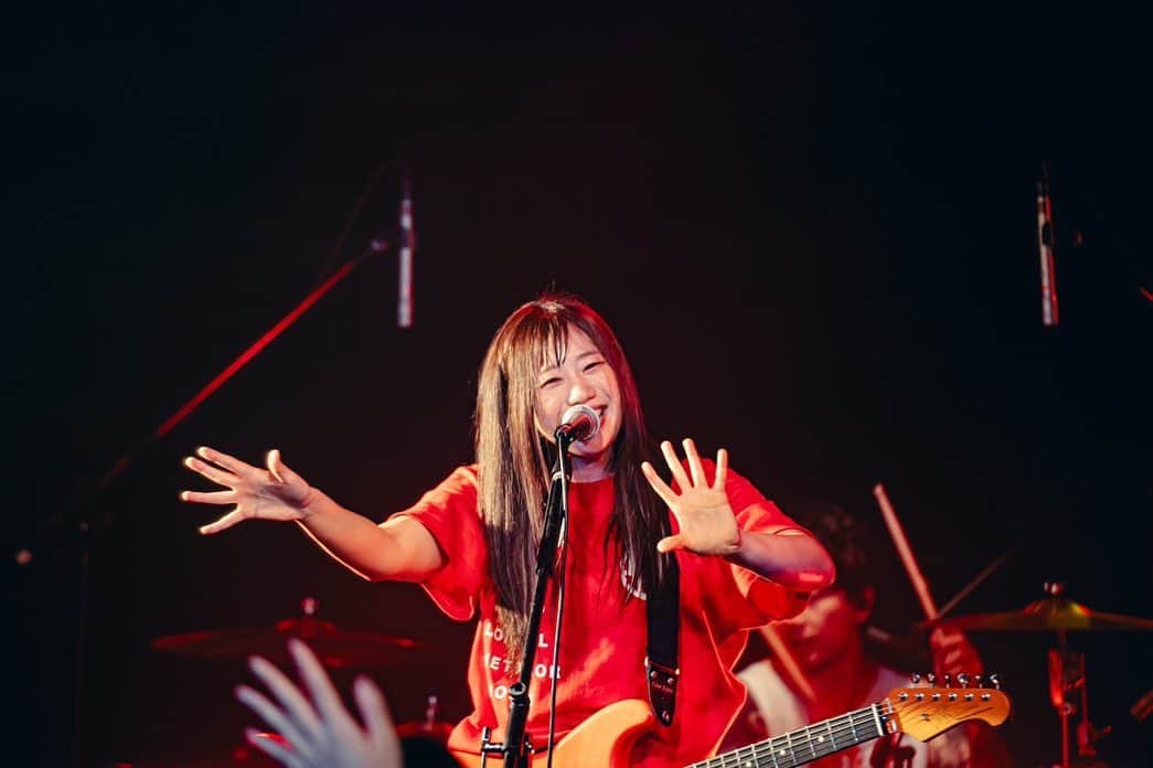 のインスタグラム：「大阪ANIMAありがとう！！✨ ドリアンとの2マンツアー楽しい！！ またライブで会おうぜっ！！  大阪ワンマンライブ 11/19阿倍野ROCKTOWNでやります！！ また会おうね🎸✨」