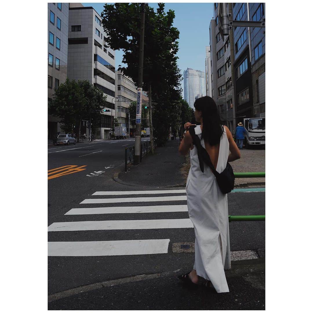 JUNNAさんのインスタグラム写真 - (JUNNAInstagram)「🫶 今日も暑かった〜  同じワンピースの方に２回遭遇し、お声をかけていただけてとっても嬉しかった日  @sincere_garden × @cosmekitchen 共同開発のプロダクトのお披露目を体験に💨  @sincere.emi さんの手掛けるプロダクトには毎回素晴らしいストーリーがあり驚かされます...  地産地消やトレーサビリティを大切に考え、国産植物原料・生産者の顔が見える素材の採用や、耕作放棄地の有効化など、自然にも人にも優しいサステナブルな循環を目指すシンシア・ガーデンがコスメキッチンと共同開発した新しいプロダクトは月の満ち欠けと植物のパワーを最大限に活かした２種のフェイスミスト！  早速、今日から使ってみたいと思います🌿  @chakosta_tokyo いつもオーガニックプロダクトについて学びの時間をありがとう🌱」7月13日 0時49分 - junna