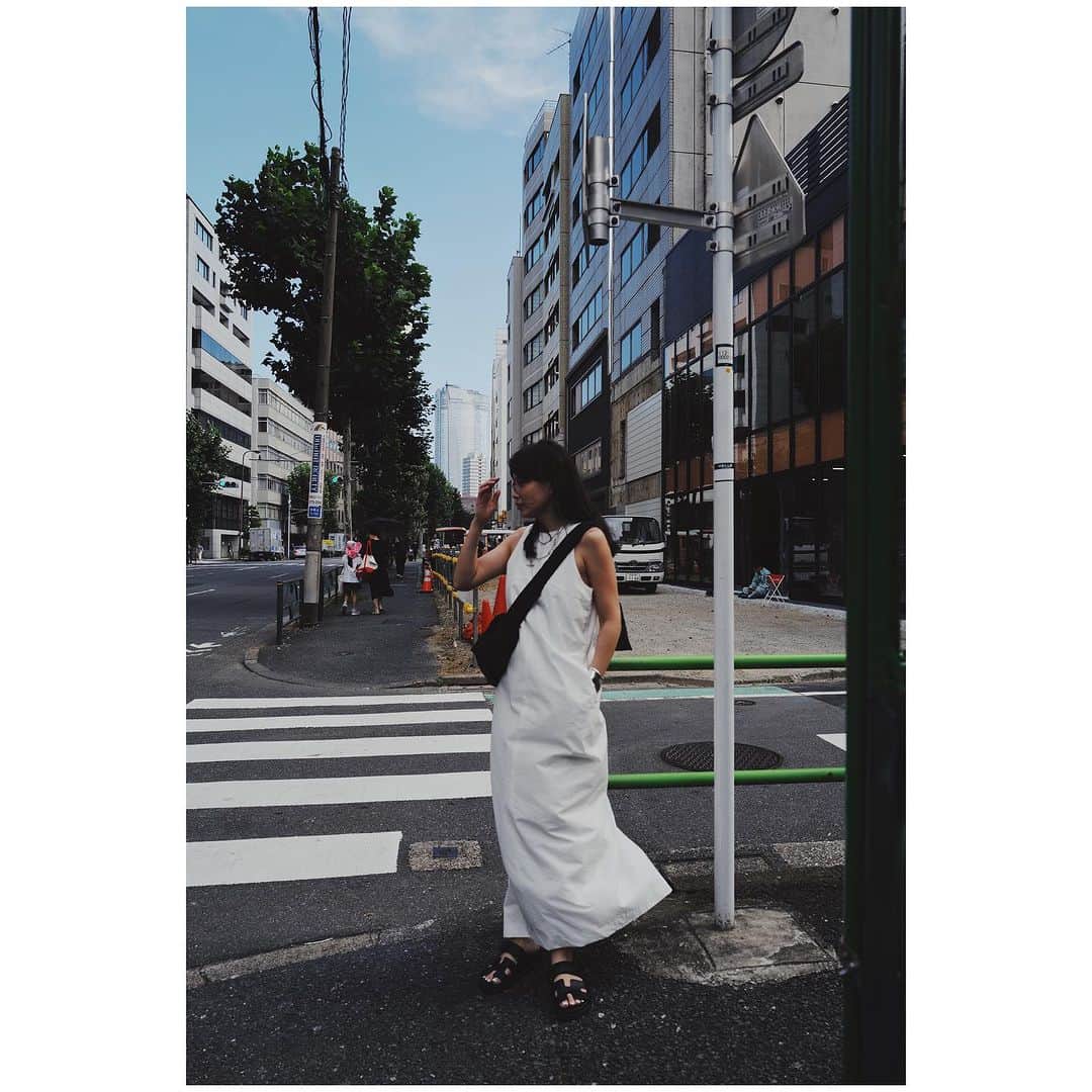 JUNNAさんのインスタグラム写真 - (JUNNAInstagram)「🫶 今日も暑かった〜  同じワンピースの方に２回遭遇し、お声をかけていただけてとっても嬉しかった日  @sincere_garden × @cosmekitchen 共同開発のプロダクトのお披露目を体験に💨  @sincere.emi さんの手掛けるプロダクトには毎回素晴らしいストーリーがあり驚かされます...  地産地消やトレーサビリティを大切に考え、国産植物原料・生産者の顔が見える素材の採用や、耕作放棄地の有効化など、自然にも人にも優しいサステナブルな循環を目指すシンシア・ガーデンがコスメキッチンと共同開発した新しいプロダクトは月の満ち欠けと植物のパワーを最大限に活かした２種のフェイスミスト！  早速、今日から使ってみたいと思います🌿  @chakosta_tokyo いつもオーガニックプロダクトについて学びの時間をありがとう🌱」7月13日 0時49分 - junna