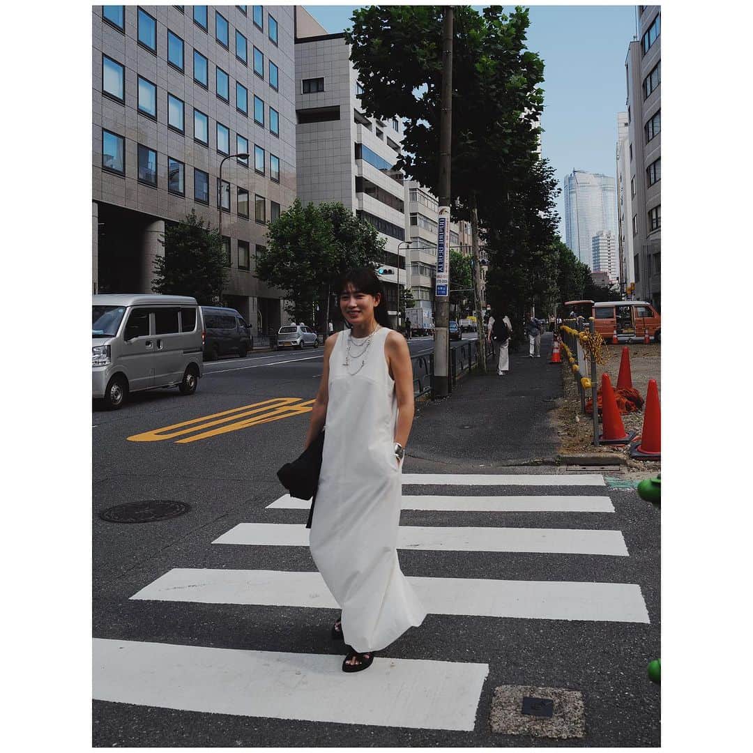 JUNNAさんのインスタグラム写真 - (JUNNAInstagram)「🫶 今日も暑かった〜  同じワンピースの方に２回遭遇し、お声をかけていただけてとっても嬉しかった日  @sincere_garden × @cosmekitchen 共同開発のプロダクトのお披露目を体験に💨  @sincere.emi さんの手掛けるプロダクトには毎回素晴らしいストーリーがあり驚かされます...  地産地消やトレーサビリティを大切に考え、国産植物原料・生産者の顔が見える素材の採用や、耕作放棄地の有効化など、自然にも人にも優しいサステナブルな循環を目指すシンシア・ガーデンがコスメキッチンと共同開発した新しいプロダクトは月の満ち欠けと植物のパワーを最大限に活かした２種のフェイスミスト！  早速、今日から使ってみたいと思います🌿  @chakosta_tokyo いつもオーガニックプロダクトについて学びの時間をありがとう🌱」7月13日 0時49分 - junna