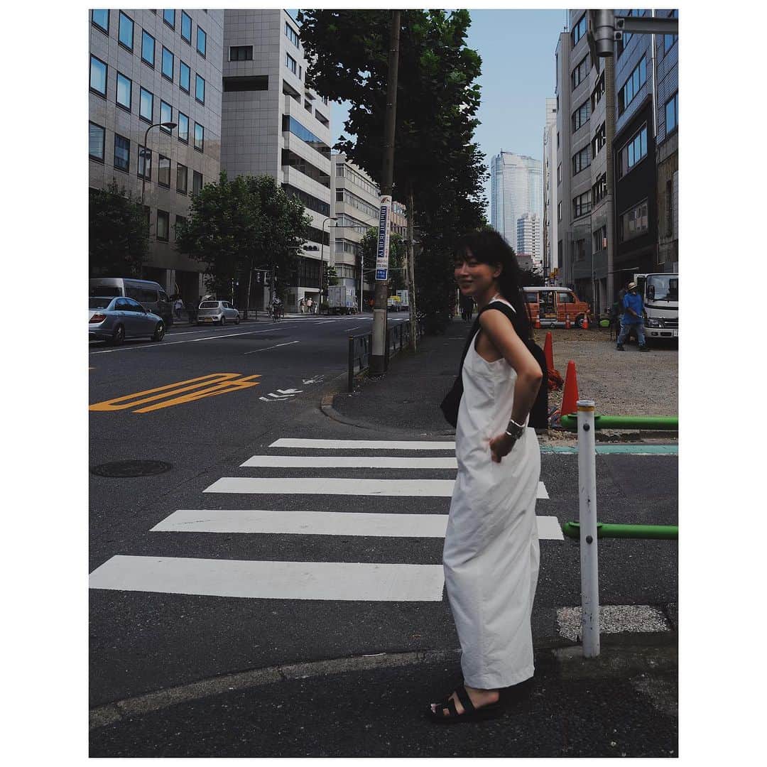 JUNNAさんのインスタグラム写真 - (JUNNAInstagram)「🫶 今日も暑かった〜  同じワンピースの方に２回遭遇し、お声をかけていただけてとっても嬉しかった日  @sincere_garden × @cosmekitchen 共同開発のプロダクトのお披露目を体験に💨  @sincere.emi さんの手掛けるプロダクトには毎回素晴らしいストーリーがあり驚かされます...  地産地消やトレーサビリティを大切に考え、国産植物原料・生産者の顔が見える素材の採用や、耕作放棄地の有効化など、自然にも人にも優しいサステナブルな循環を目指すシンシア・ガーデンがコスメキッチンと共同開発した新しいプロダクトは月の満ち欠けと植物のパワーを最大限に活かした２種のフェイスミスト！  早速、今日から使ってみたいと思います🌿  @chakosta_tokyo いつもオーガニックプロダクトについて学びの時間をありがとう🌱」7月13日 0時49分 - junna