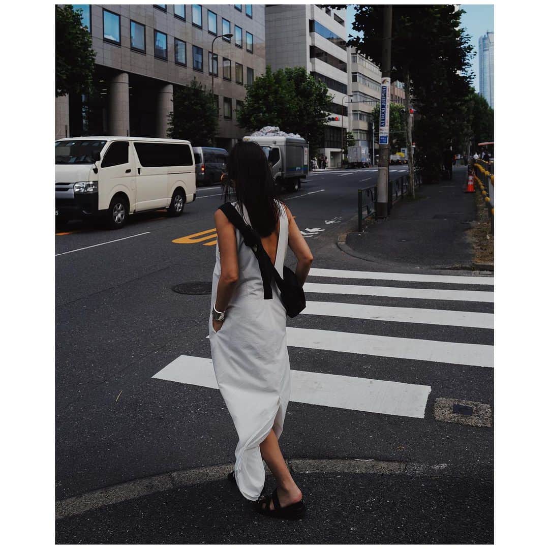 JUNNAさんのインスタグラム写真 - (JUNNAInstagram)「🫶 今日も暑かった〜  同じワンピースの方に２回遭遇し、お声をかけていただけてとっても嬉しかった日  @sincere_garden × @cosmekitchen 共同開発のプロダクトのお披露目を体験に💨  @sincere.emi さんの手掛けるプロダクトには毎回素晴らしいストーリーがあり驚かされます...  地産地消やトレーサビリティを大切に考え、国産植物原料・生産者の顔が見える素材の採用や、耕作放棄地の有効化など、自然にも人にも優しいサステナブルな循環を目指すシンシア・ガーデンがコスメキッチンと共同開発した新しいプロダクトは月の満ち欠けと植物のパワーを最大限に活かした２種のフェイスミスト！  早速、今日から使ってみたいと思います🌿  @chakosta_tokyo いつもオーガニックプロダクトについて学びの時間をありがとう🌱」7月13日 0時49分 - junna