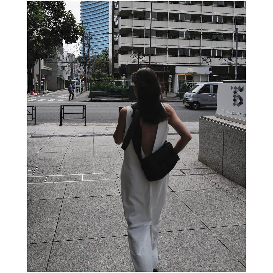 JUNNAさんのインスタグラム写真 - (JUNNAInstagram)「🫶 今日も暑かった〜  同じワンピースの方に２回遭遇し、お声をかけていただけてとっても嬉しかった日  @sincere_garden × @cosmekitchen 共同開発のプロダクトのお披露目を体験に💨  @sincere.emi さんの手掛けるプロダクトには毎回素晴らしいストーリーがあり驚かされます...  地産地消やトレーサビリティを大切に考え、国産植物原料・生産者の顔が見える素材の採用や、耕作放棄地の有効化など、自然にも人にも優しいサステナブルな循環を目指すシンシア・ガーデンがコスメキッチンと共同開発した新しいプロダクトは月の満ち欠けと植物のパワーを最大限に活かした２種のフェイスミスト！  早速、今日から使ってみたいと思います🌿  @chakosta_tokyo いつもオーガニックプロダクトについて学びの時間をありがとう🌱」7月13日 0時49分 - junna