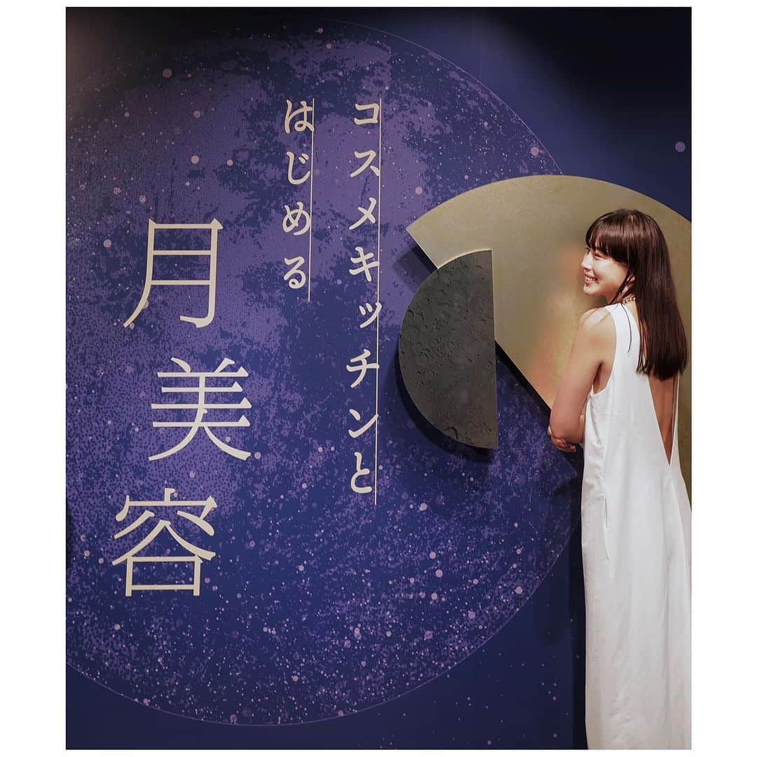 JUNNAさんのインスタグラム写真 - (JUNNAInstagram)「🫶 今日も暑かった〜  同じワンピースの方に２回遭遇し、お声をかけていただけてとっても嬉しかった日  @sincere_garden × @cosmekitchen 共同開発のプロダクトのお披露目を体験に💨  @sincere.emi さんの手掛けるプロダクトには毎回素晴らしいストーリーがあり驚かされます...  地産地消やトレーサビリティを大切に考え、国産植物原料・生産者の顔が見える素材の採用や、耕作放棄地の有効化など、自然にも人にも優しいサステナブルな循環を目指すシンシア・ガーデンがコスメキッチンと共同開発した新しいプロダクトは月の満ち欠けと植物のパワーを最大限に活かした２種のフェイスミスト！  早速、今日から使ってみたいと思います🌿  @chakosta_tokyo いつもオーガニックプロダクトについて学びの時間をありがとう🌱」7月13日 0時49分 - junna