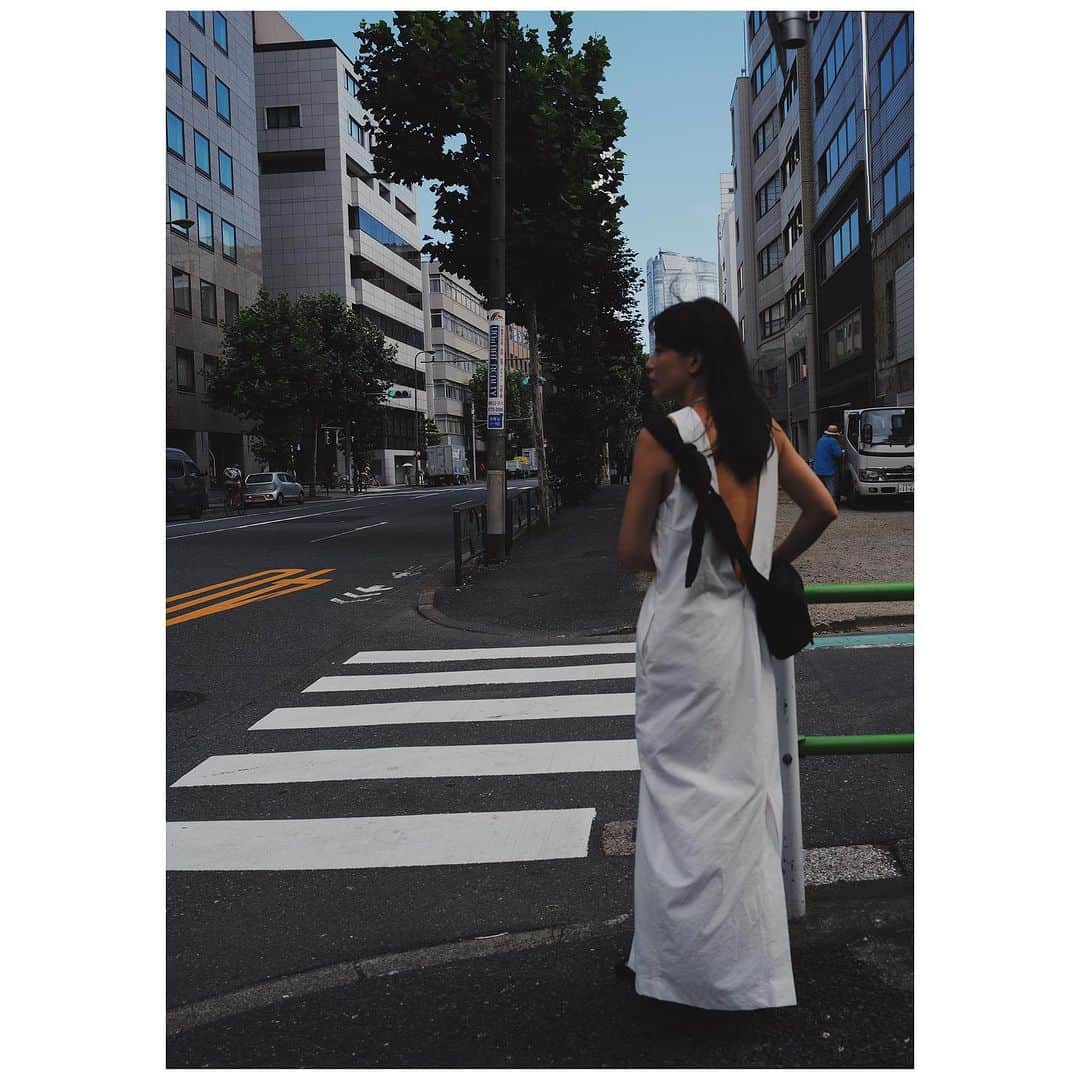 JUNNAのインスタグラム：「🫶 今日も暑かった〜  同じワンピースの方に２回遭遇し、お声をかけていただけてとっても嬉しかった日  @sincere_garden × @cosmekitchen 共同開発のプロダクトのお披露目を体験に💨  @sincere.emi さんの手掛けるプロダクトには毎回素晴らしいストーリーがあり驚かされます...  地産地消やトレーサビリティを大切に考え、国産植物原料・生産者の顔が見える素材の採用や、耕作放棄地の有効化など、自然にも人にも優しいサステナブルな循環を目指すシンシア・ガーデンがコスメキッチンと共同開発した新しいプロダクトは月の満ち欠けと植物のパワーを最大限に活かした２種のフェイスミスト！  早速、今日から使ってみたいと思います🌿  @chakosta_tokyo いつもオーガニックプロダクトについて学びの時間をありがとう🌱」