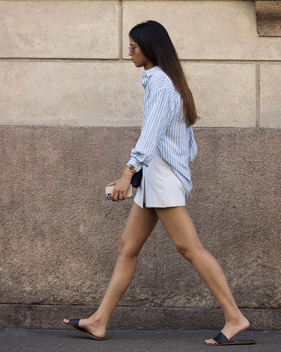スコット・シューマンのインスタグラム：「Summer dressing can be pretty easy! Short skirt, boyfriend shirt, sandals repeat repeat repeat! Milano (of course)」